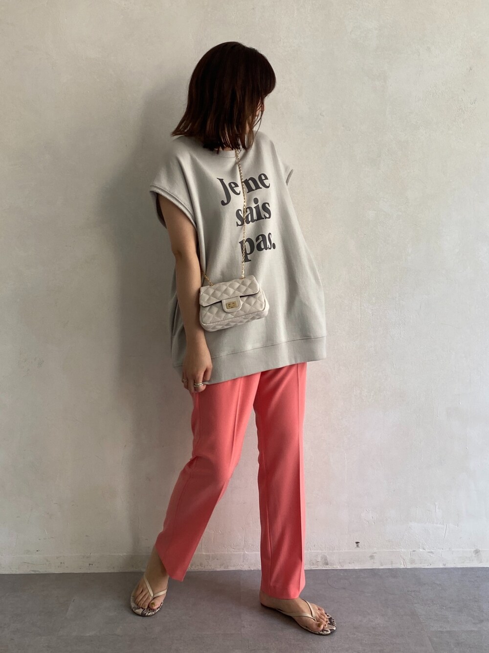 ベージュ系のTシャツ/カットソー、ピンク系のその他パンツ、グリーン系のトートバッグを着用したレディースの夏コーディネートの3枚目の写真