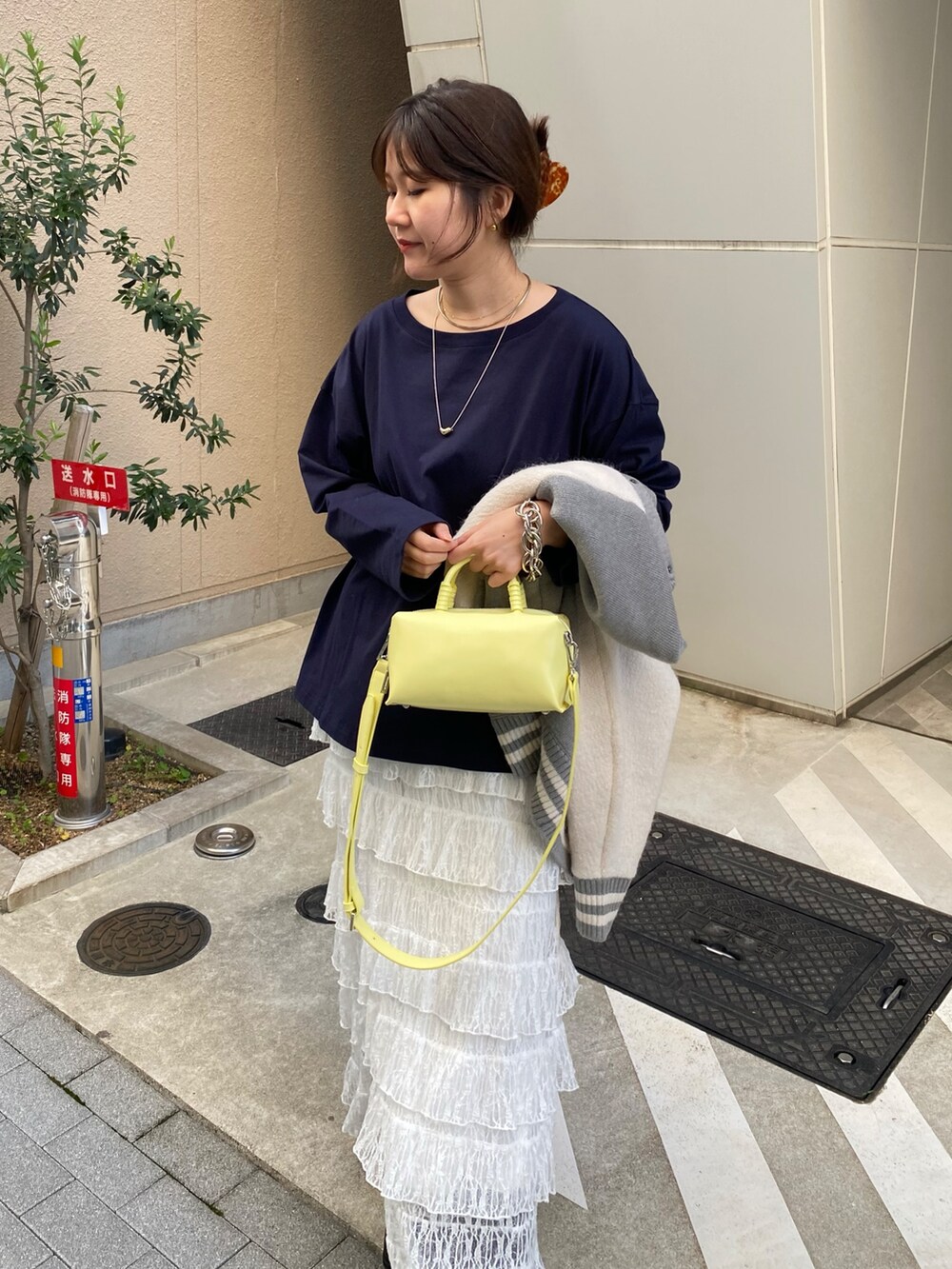 グレー系のその他アウター、ブルー系のTシャツ/カットソー、ホワイト系のスカートを着用したレディースの冬コーディネートの5枚目の写真