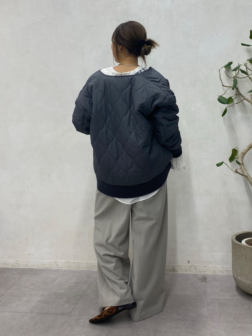 ブルー系のニット/セーター、ホワイト系のシャツ/ブラウス、グレー系のその他アウターを着用したレディースの冬コーディネートの8枚目の写真