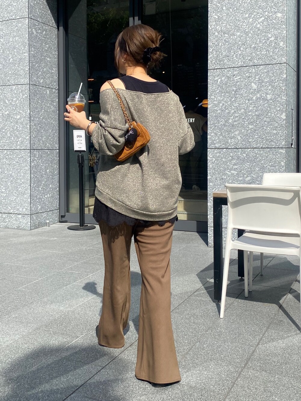 グレー系のTシャツ/カットソー、ブラック系のシャツ/ブラウス、グリーン系のその他パンツを着用したレディースの秋コーディネートの7枚目の写真