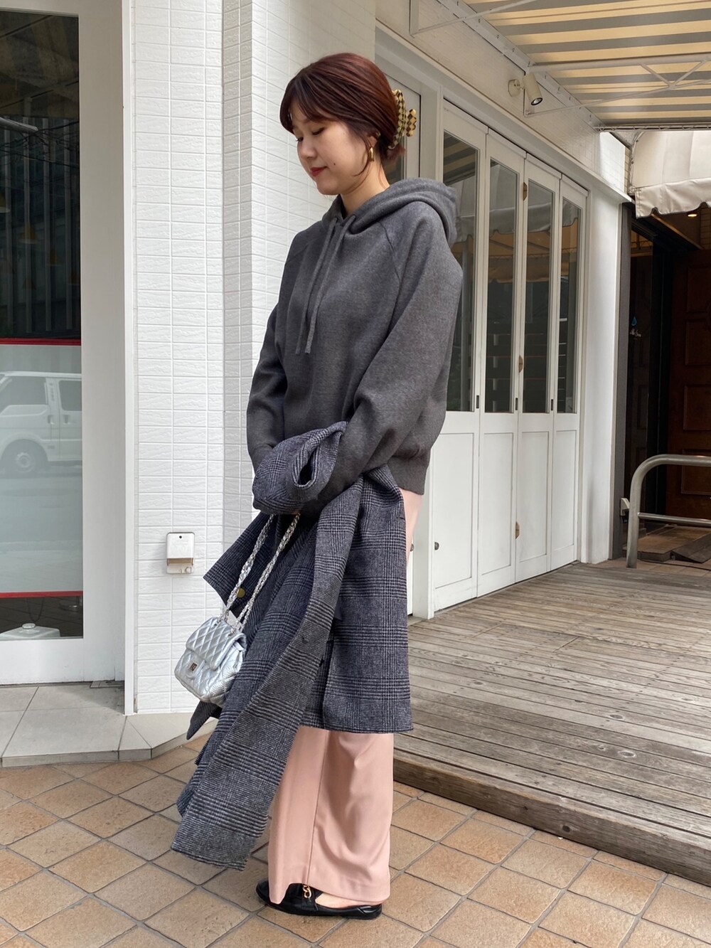 ブラウン系のテーラードジャケット、ブラック系のスラックス、グレー系のニット/セーターを着用したレディースの冬コーディネートの7枚目の写真