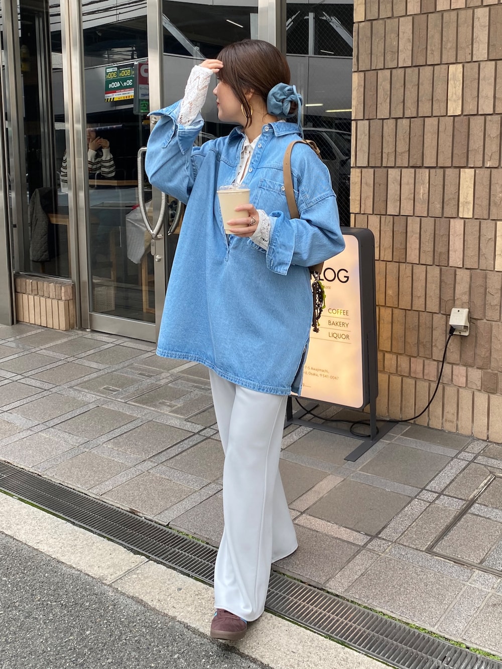 ホワイト系のシャツ/ブラウス、ブルー系のシャツ/ブラウス、ブルー系のその他パンツを着用したレディースの春コーディネートの7枚目の写真