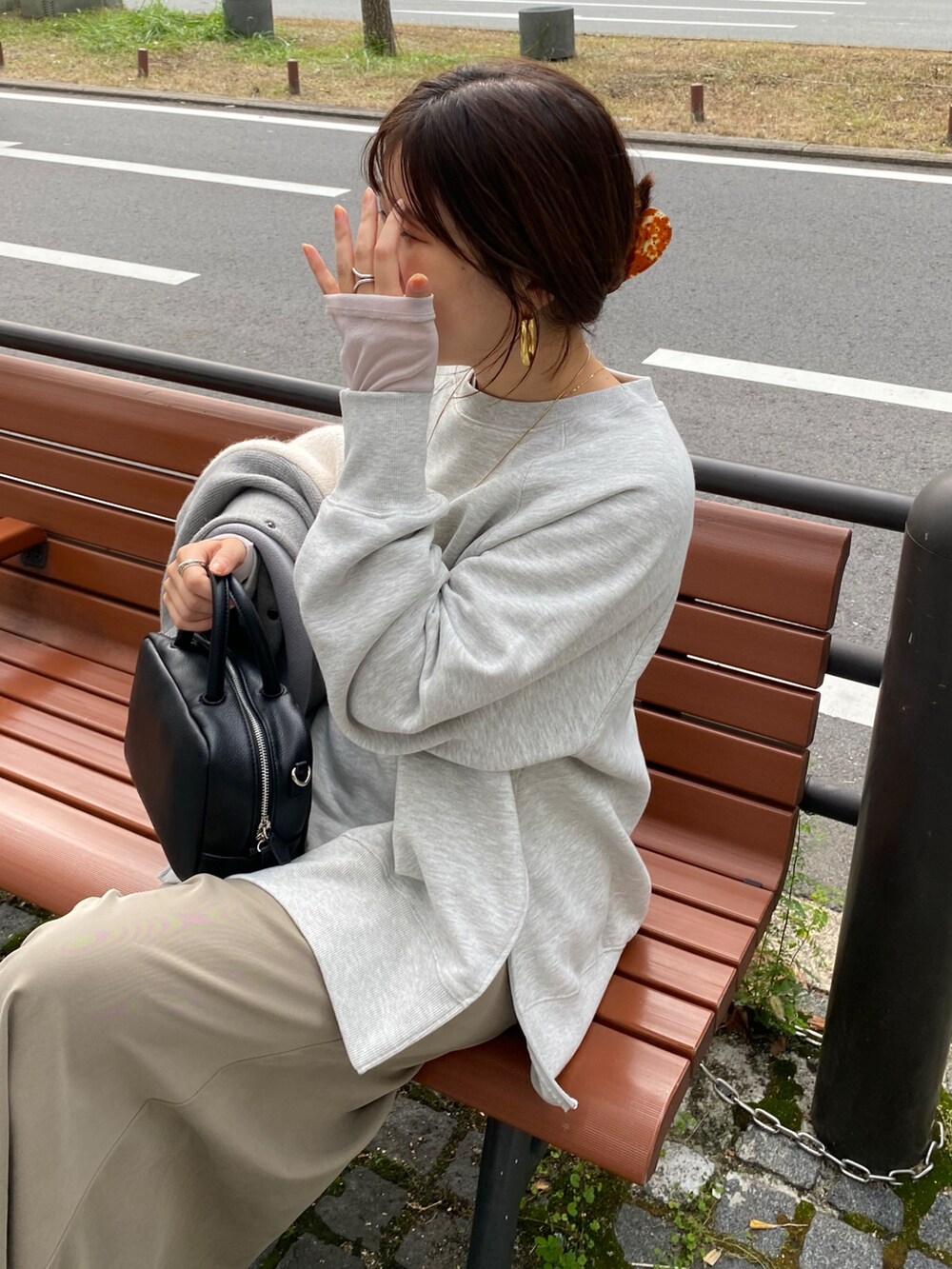 グレー系のTシャツ/カットソー、グレー系のTシャツ/カットソー、グレー系のその他アウターを着用したレディースの冬コーディネートの6枚目の写真