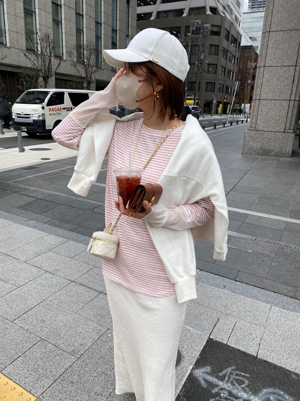 ピンク系のTシャツ/カットソー、ホワイト系のスウェット、ホワイト系のスカートを着用したレディースの春コーディネートの7枚目の写真