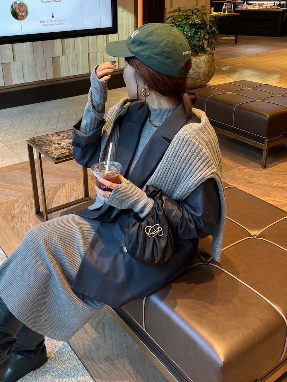 グレー系のテーラードジャケット、ベージュ系のワンピース、ブラック系のブーツを着用したレディースの冬コーディネートの7枚目の写真