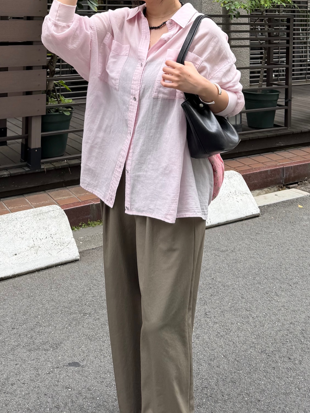 ピンク系のシャツ/ブラウス、グリーン系のその他パンツ、ホワイト系のサンダルを着用したレディースの春コーディネートの6枚目の写真