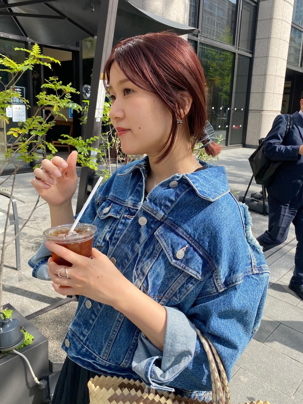 ブルー系のデニムジャケット、ブラック系のワンピース、シルバー系のパンプスを着用したレディースの春コーディネートの6枚目の写真