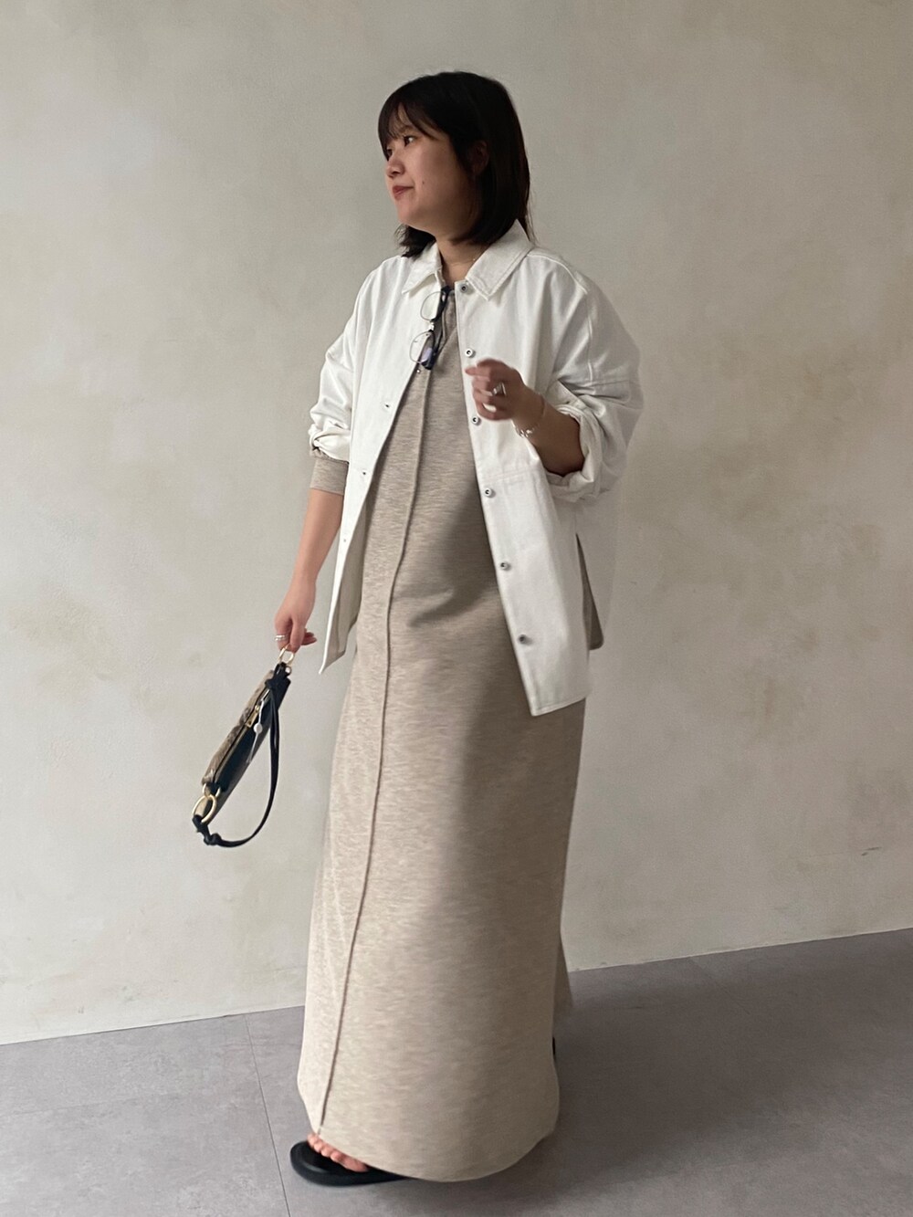 ホワイト系のシャツ/ブラウス、ベージュ系のワンピース、ブラック系のサンダルを着用したレディースの春コーディネートの5枚目の写真