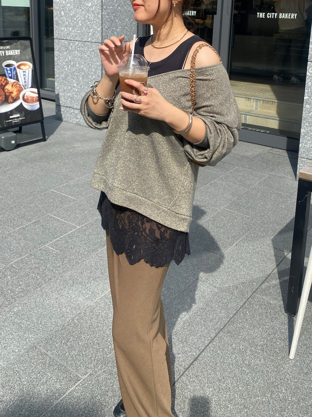 グレー系のTシャツ/カットソー、ブラック系のシャツ/ブラウス、グリーン系のその他パンツを着用したレディースの秋コーディネートの6枚目の写真