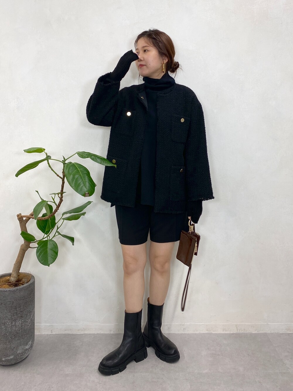 ブラック系のノーカラージャケット、ブラック系のニット/セーター、ブラック系のブーツを着用したレディースの秋コーディネートの5枚目の写真