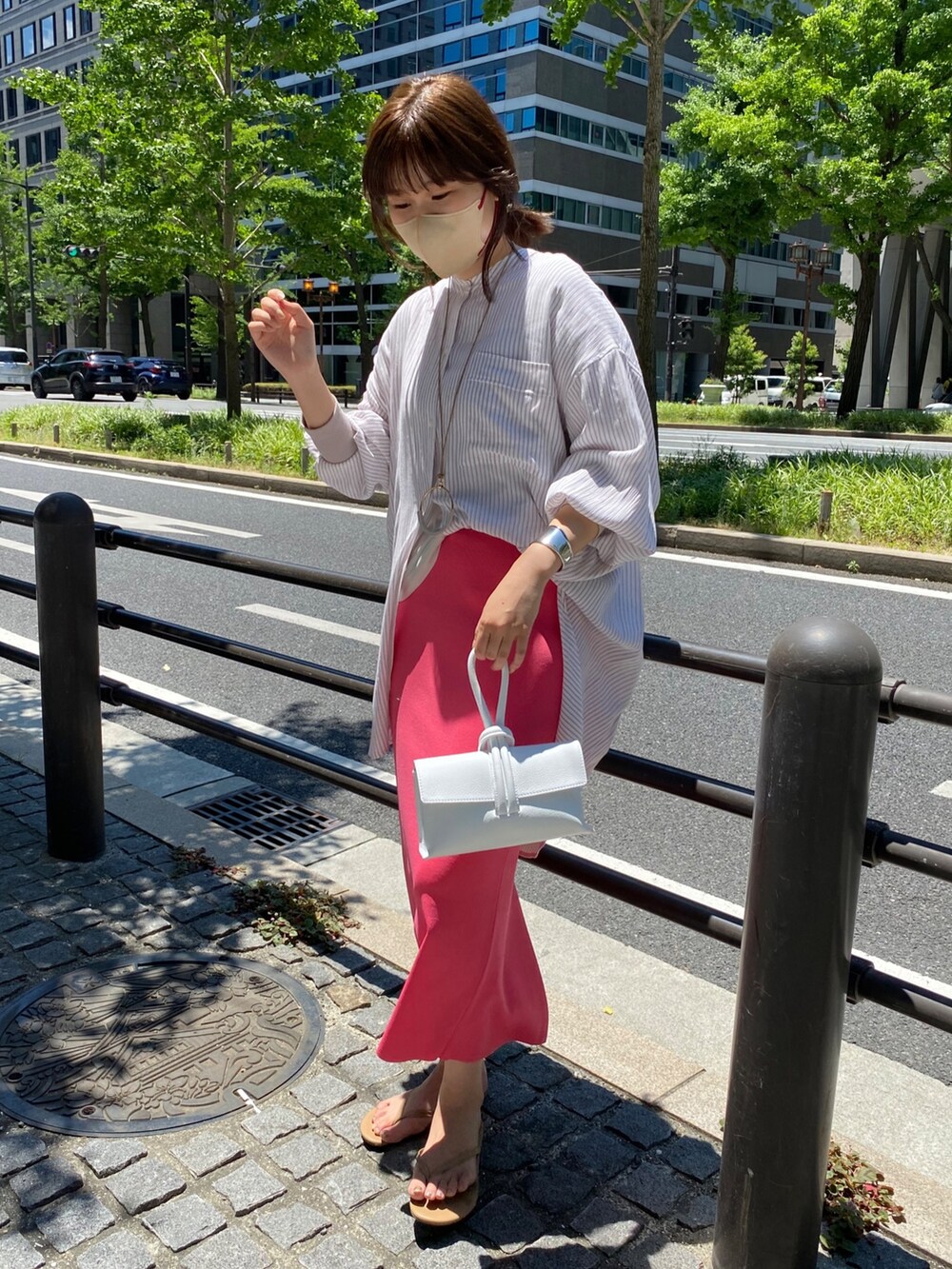 ベージュ系のシャツ/ブラウス、ピンク系のスカート、ベージュ系のその他シューズを着用したレディースの夏コーディネートの3枚目の写真