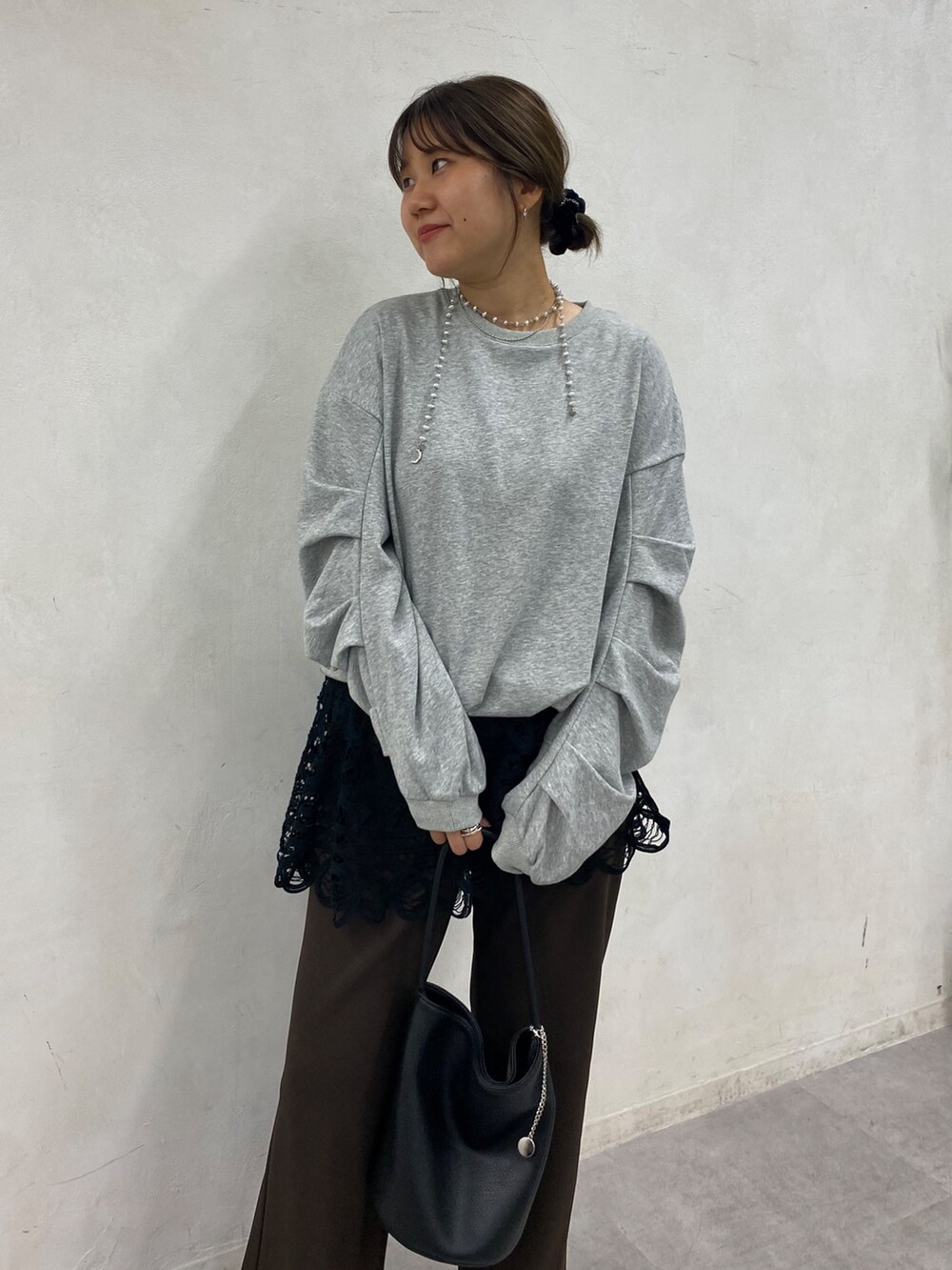 グレー系のTシャツ/カットソー、ブラウン系のその他パンツ、ブラック系のショルダーバッグを着用したレディースの秋コーディネートの4枚目の写真