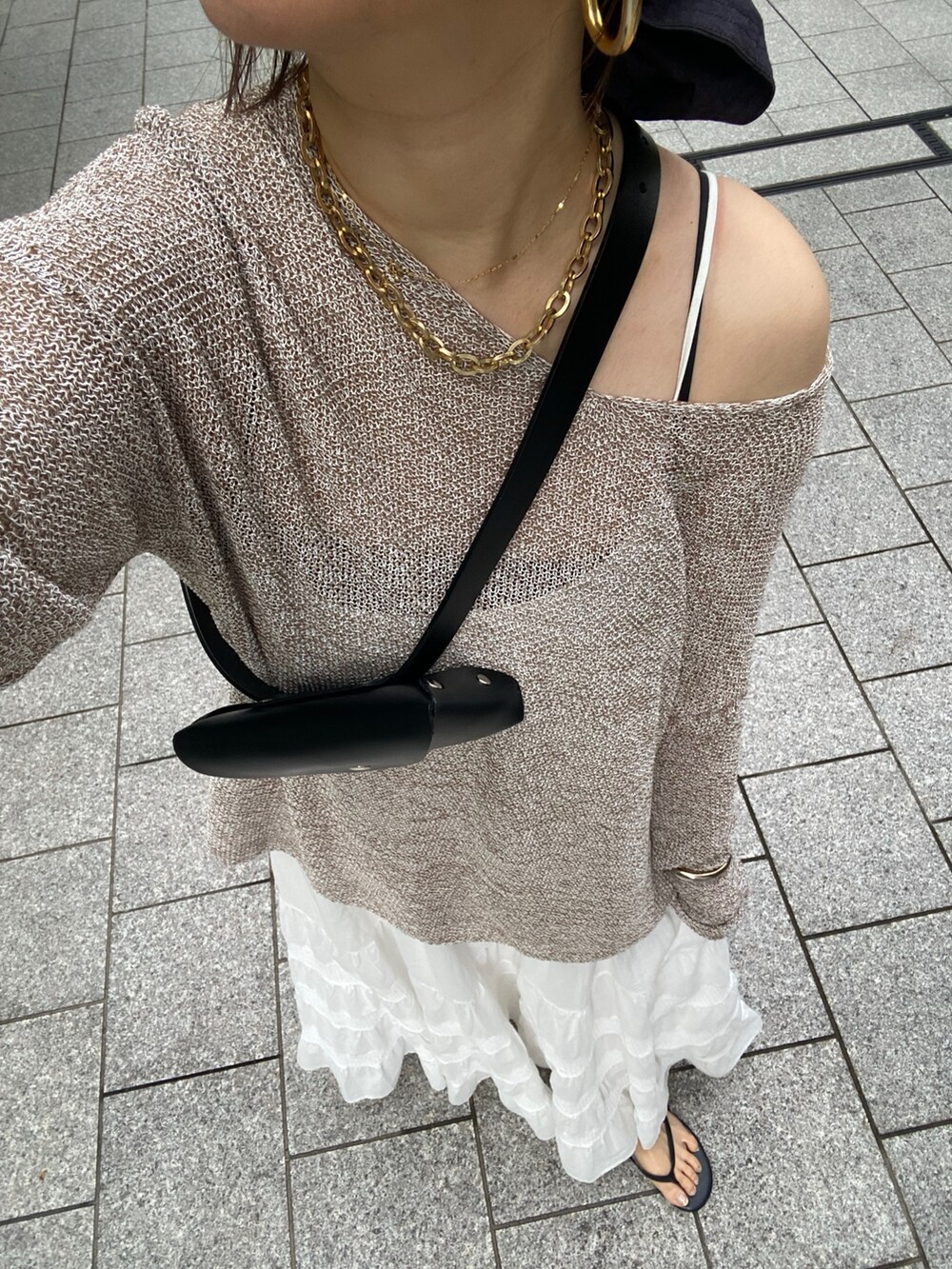 ベージュ系のニット/セーター、ホワイト系のワンピース、イエロー系のショルダーバッグを着用したレディースの夏コーディネートの9枚目の写真