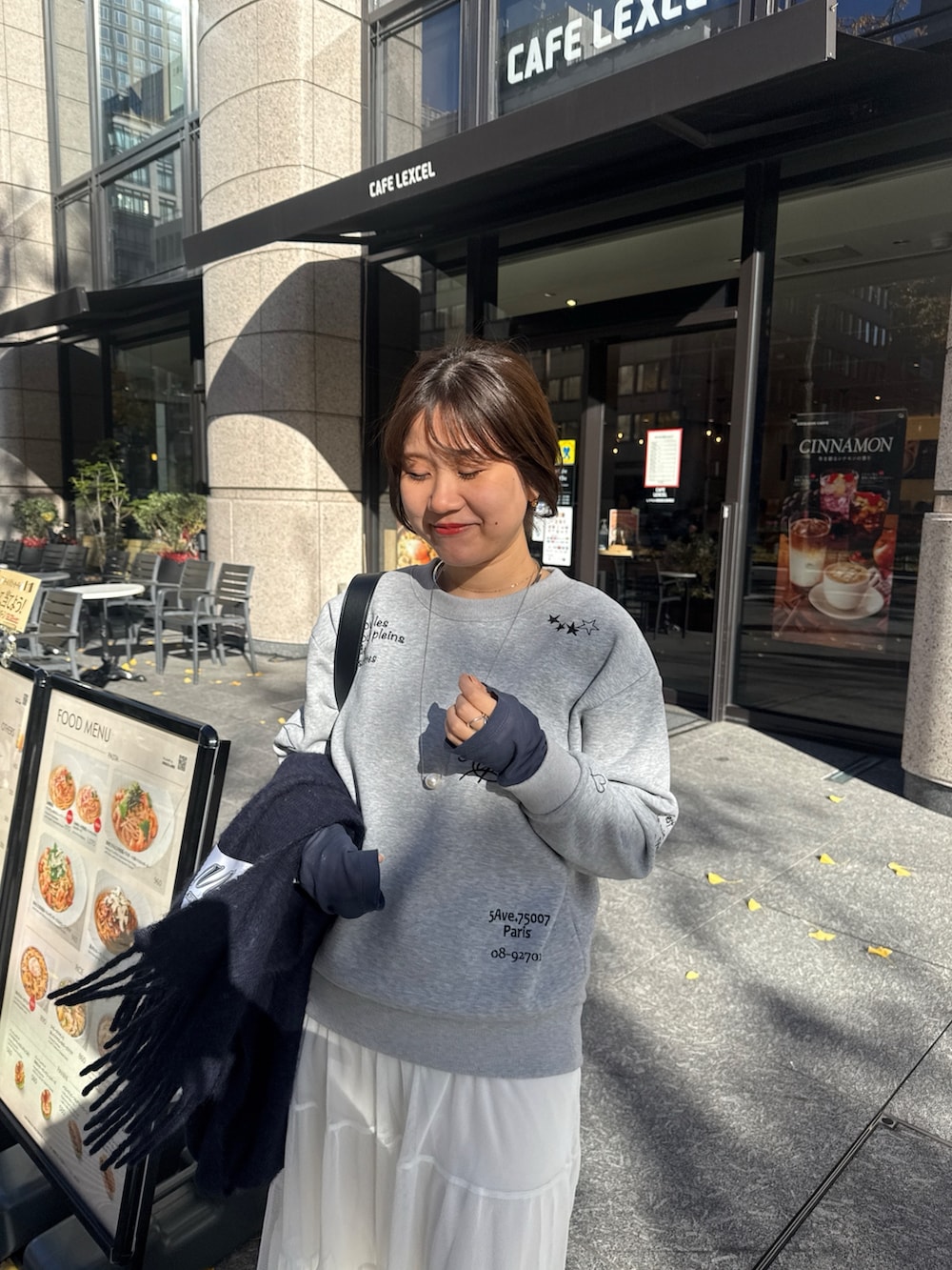 グレー系のその他アウター、グレー系のTシャツ/カットソー、ブルー系のTシャツ/カットソーを着用したレディースの冬コーディネートの8枚目の写真
