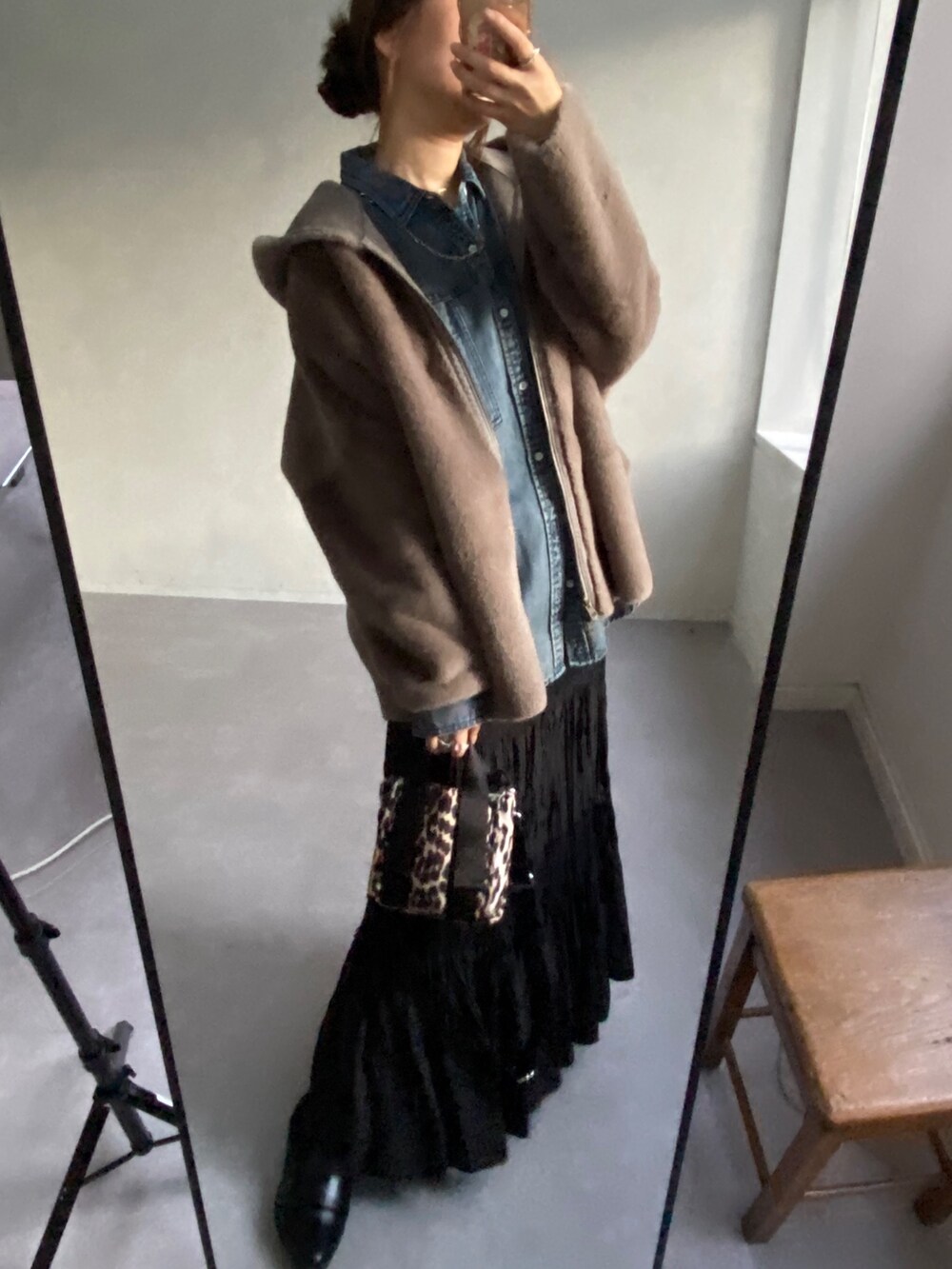 グレー系のムートンコート、ブルー系のシャツ/ブラウス、ブラック系のスカートを着用したレディースの冬コーディネートの4枚目の写真