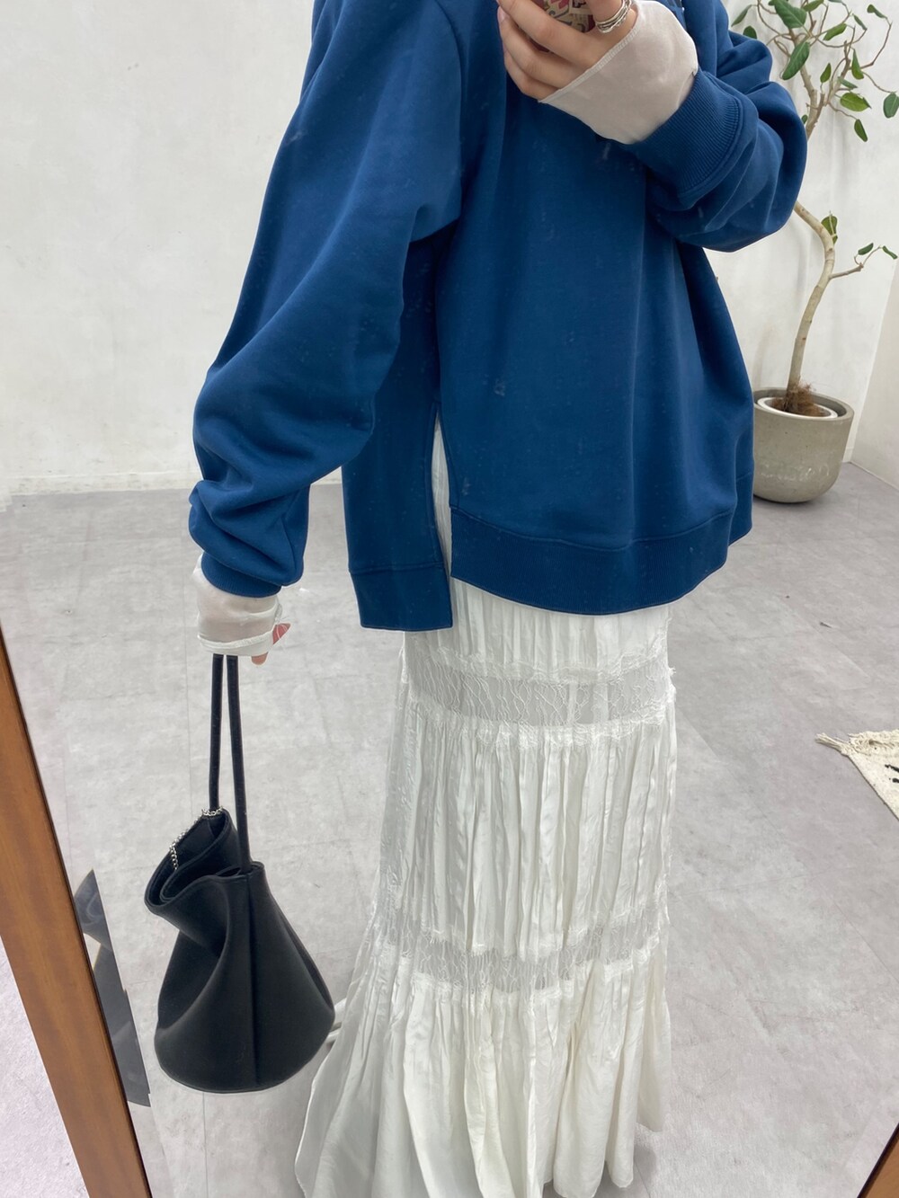 グレー系のその他アウター、ブルー系のTシャツ/カットソー、ブラック系のショルダーバッグを着用したレディースの冬コーディネートの7枚目の写真
