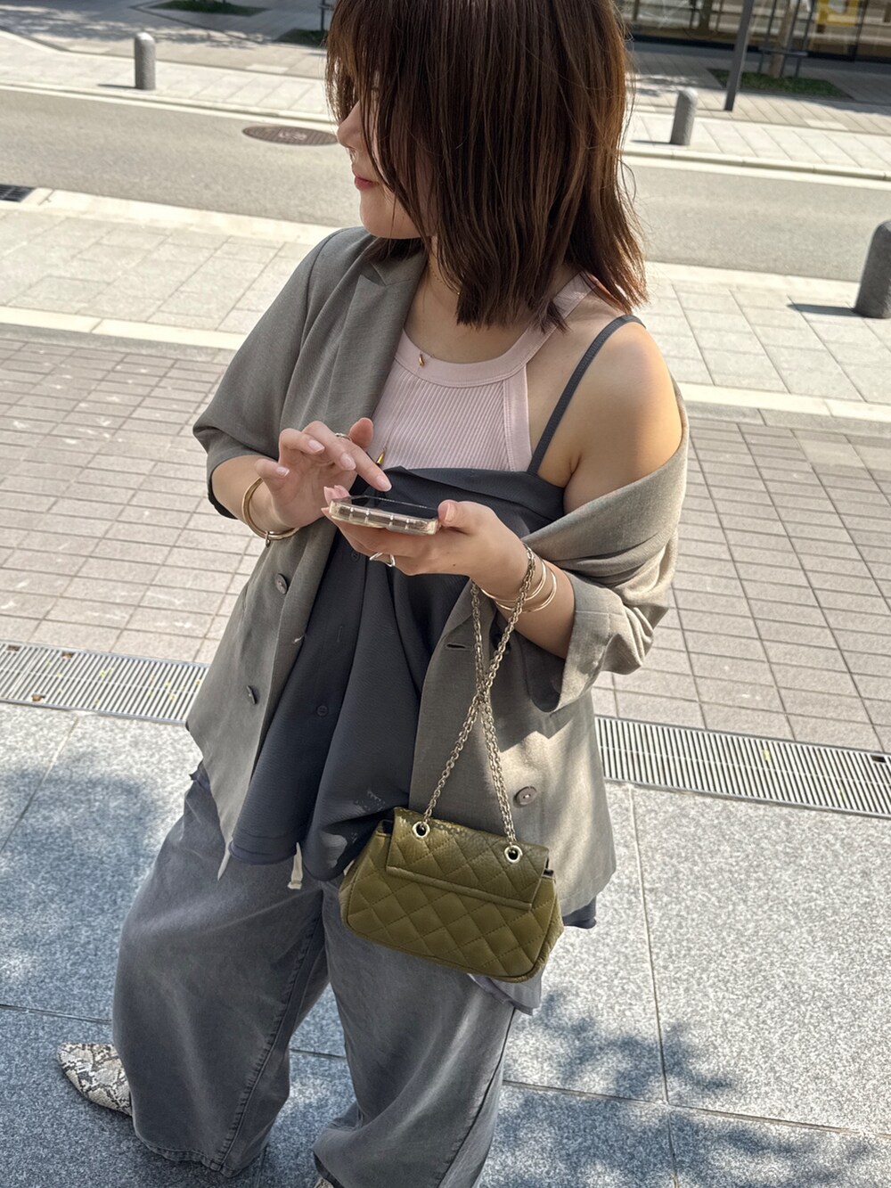 グレー系のテーラードジャケット、ブラック系のデニムパンツ、グレー系のシャツ/ブラウスを着用したレディースの夏コーディネートの6枚目の写真