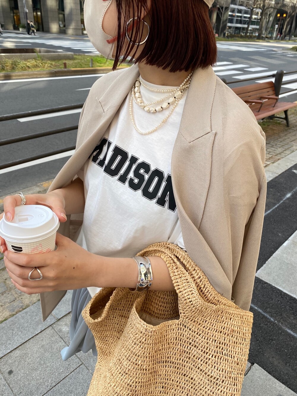 ホワイト系のTシャツ/カットソー、ベージュ系のテーラードジャケット、グレー系のスカートを着用したレディースの春コーディネートの10枚目の写真