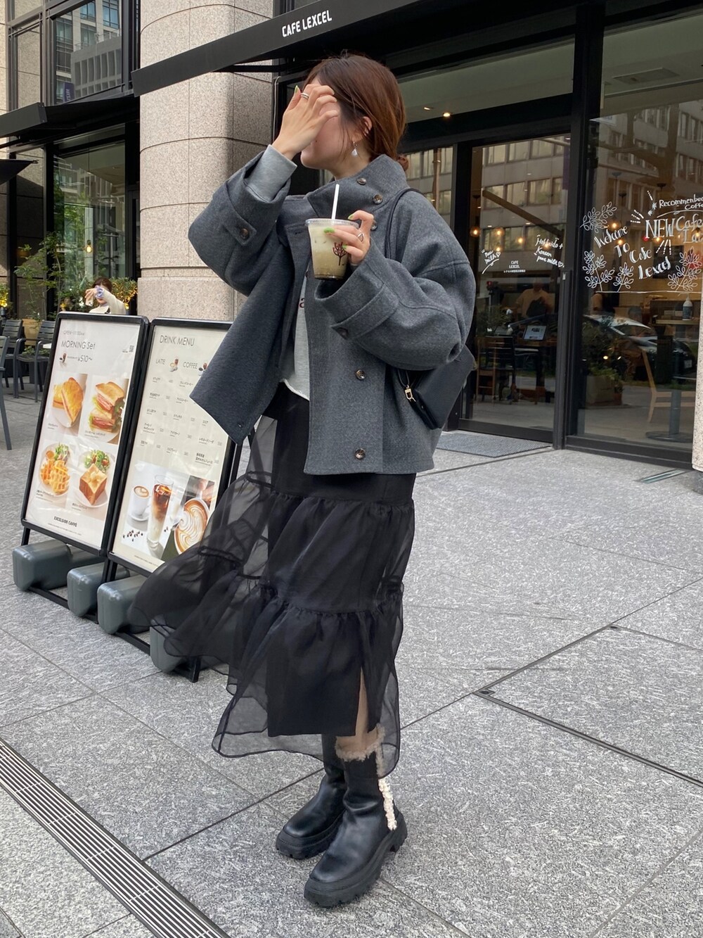 「きれいめカジュアル、ロングスカート、レザー、ショルダーバッグ、休日スタイル、お出かけコーデ、シンプルスタイル、オーガンジー、スウェット、ショート丈トップス、高身長女子、骨格ストレート、ブーツ、グレー、お団子ヘアー」｜「DouDouの前後2WAYフロッキーショート丈スウエット（Tシャツ/カットソー、グレー系）」を使った、sakuraさん（レディース・165cm）の冬コーディネートの6枚目の写真