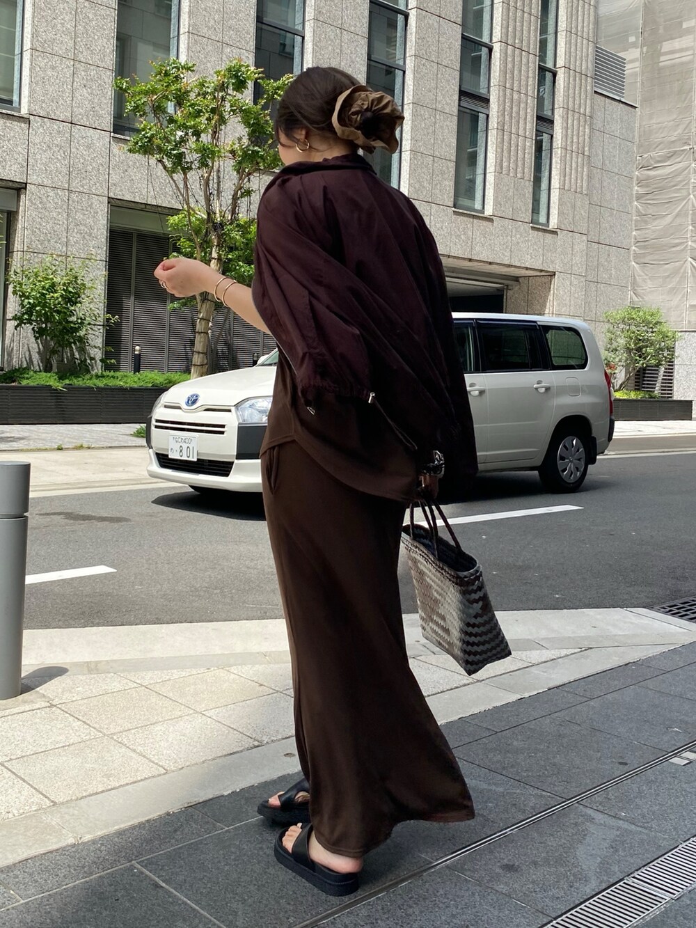 ブラウン系のスカート、ブラウン系のTシャツ/カットソー、ブラウン系のショルダーバッグを着用したレディースの夏コーディネートの4枚目の写真