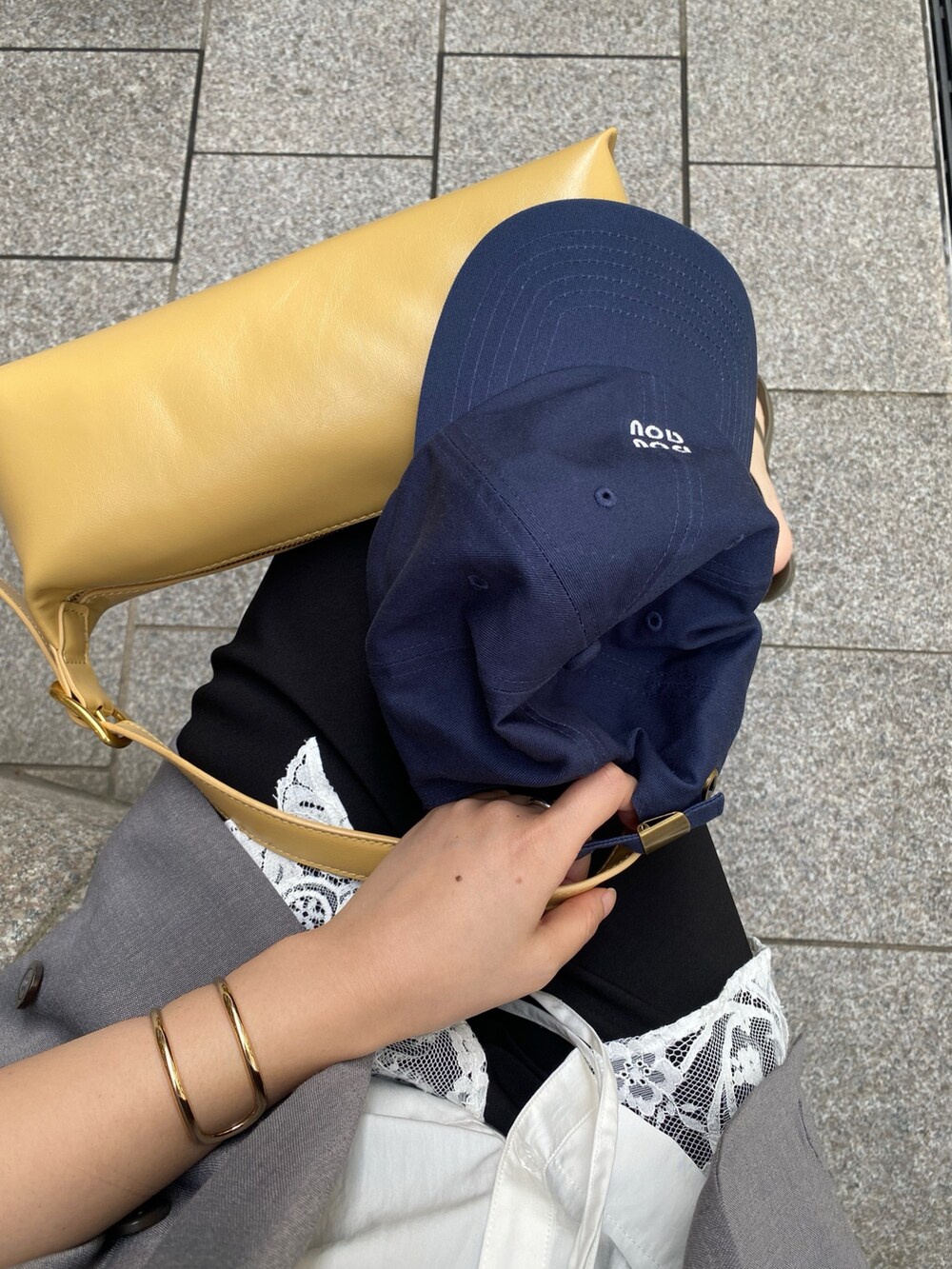 グレー系のテーラードジャケット、ブラック系のその他パンツ、ブラック系のブーツを着用したレディースの春コーディネートの5枚目の写真