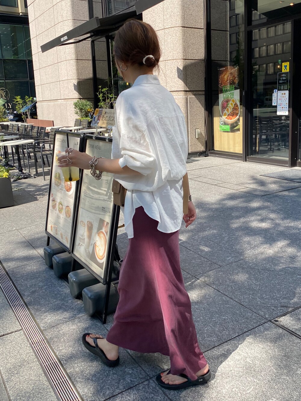 ホワイト系のシャツ/ブラウス、レッド系のスカートを着用したレディースの夏コーディネートの5枚目の写真