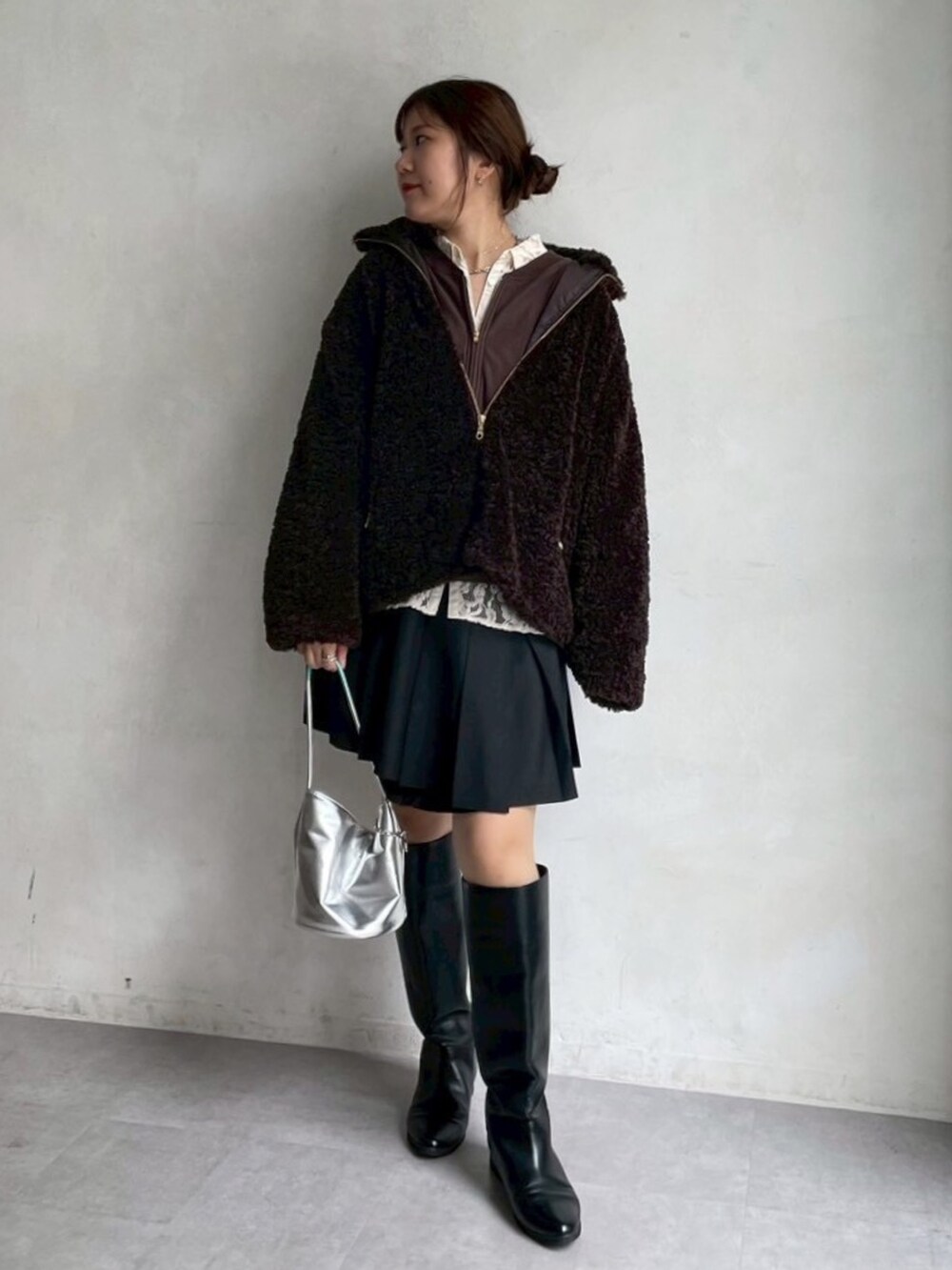 ブラウン系のその他アウター、ホワイト系のシャツ/ブラウス、ブラック系のスカートを着用したレディースの冬コーディネートの2枚目の写真