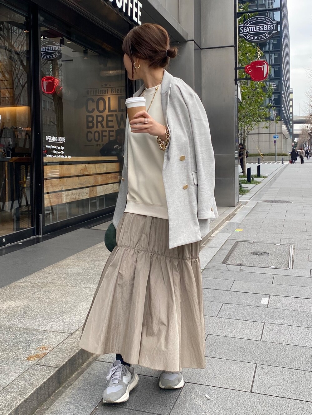 ホワイト系のワンピース、グレー系のテーラードジャケット、ゴールド系のブレスレットを着用したレディースの冬コーディネートの4枚目の写真