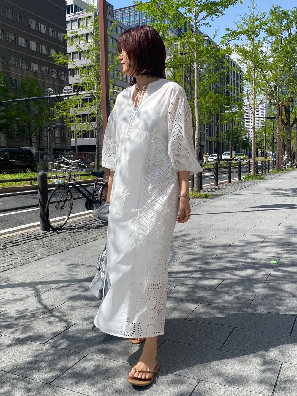 グレー系のテーラードジャケット、ホワイト系のワンピース/ドレス、シルバー系のショルダーバッグを着用したレディースの春コーディネートの8枚目の写真