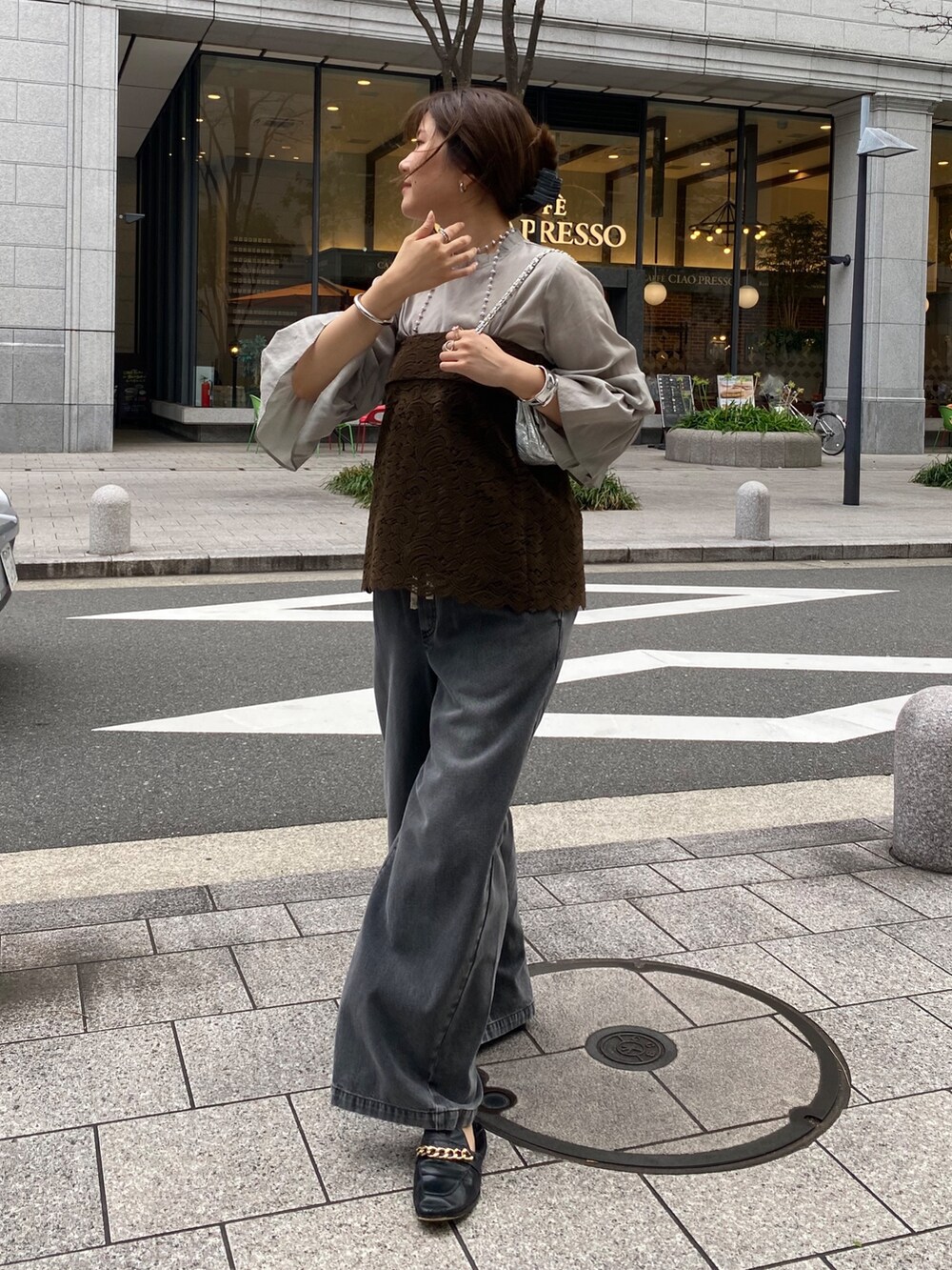 グレー系のシャツ/ブラウス、グリーン系のその他トップス、ブラック系のデニムパンツを着用したレディースの秋コーディネートの2枚目の写真