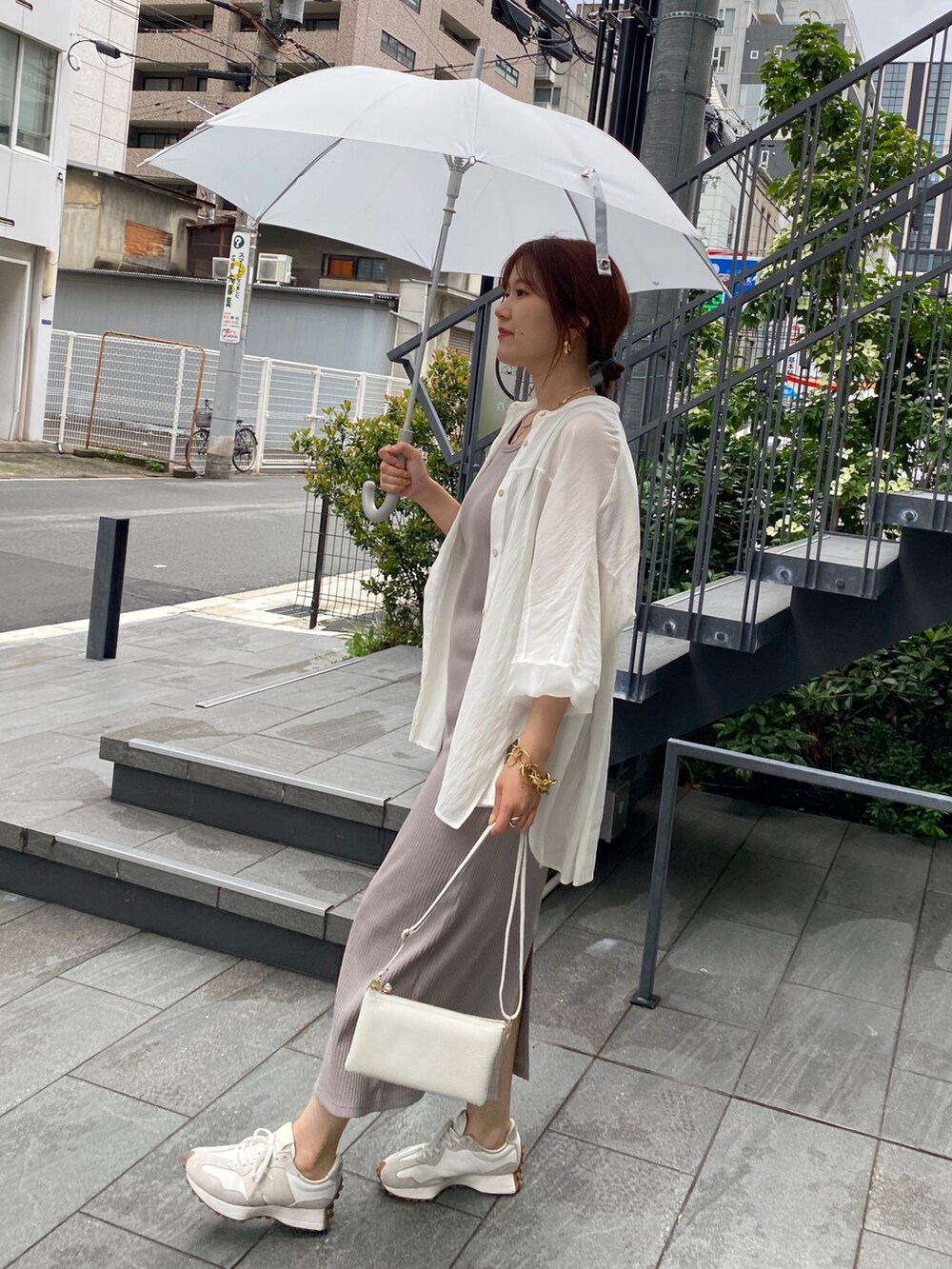 ベージュ系のワンピース、ホワイト系のシャツ/ブラウス、ホワイト系のスニーカーを着用したレディースの夏コーディネートの9枚目の写真