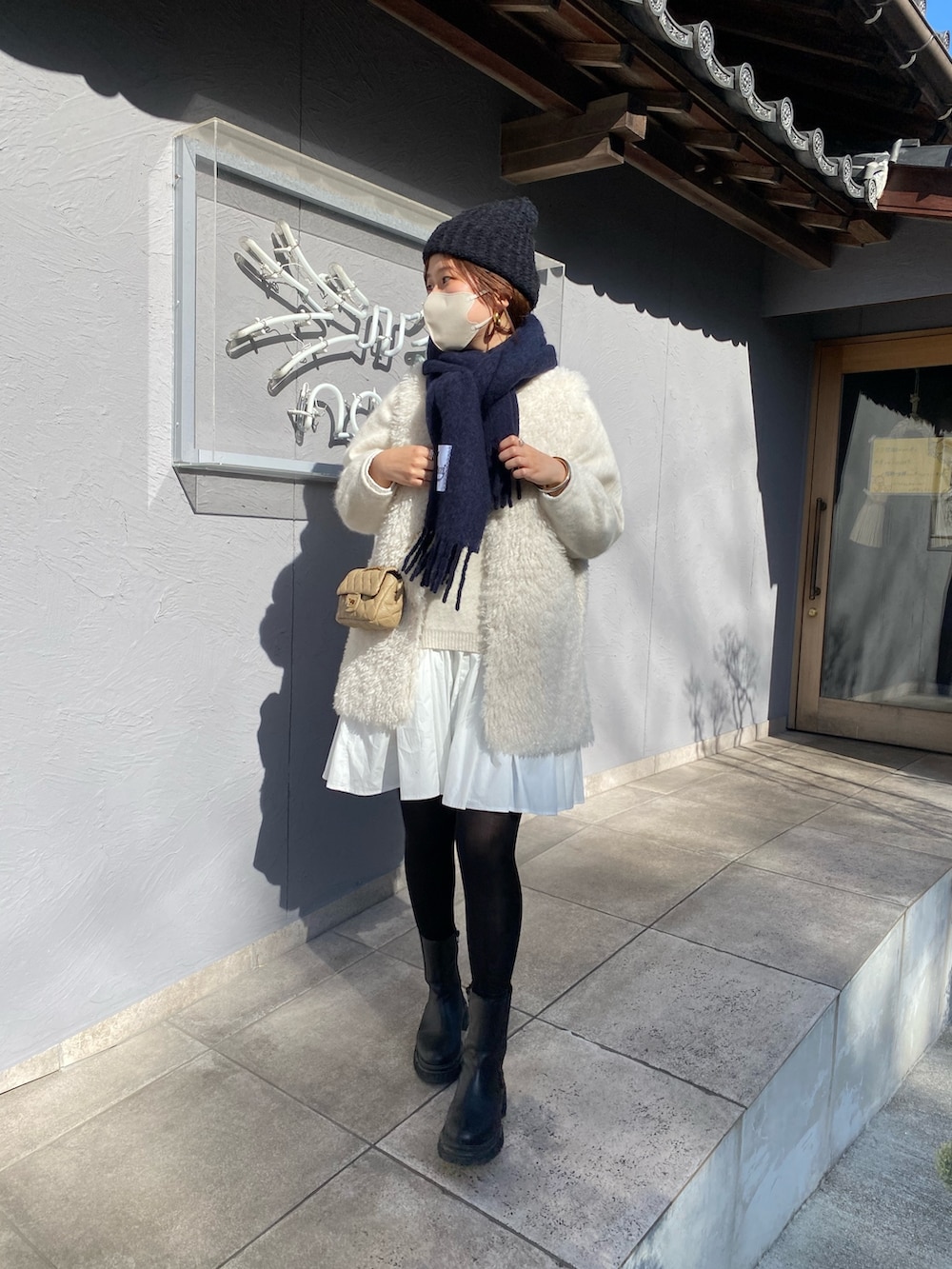 ホワイト系のベスト、ホワイト系のニット/セーター、ホワイト系のシャツ/ブラウスを着用したレディースの冬コーディネートの4枚目の写真