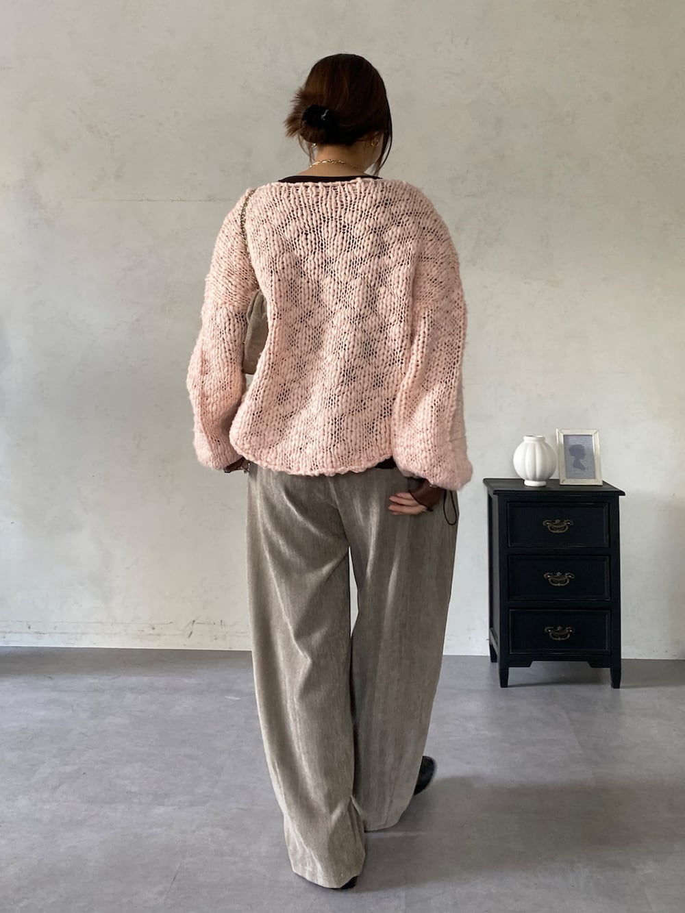 ピンク系のニット/セーター、ブラウン系のTシャツ/カットソー、ベージュ系のその他パンツを着用したレディースの冬コーディネートの5枚目の写真