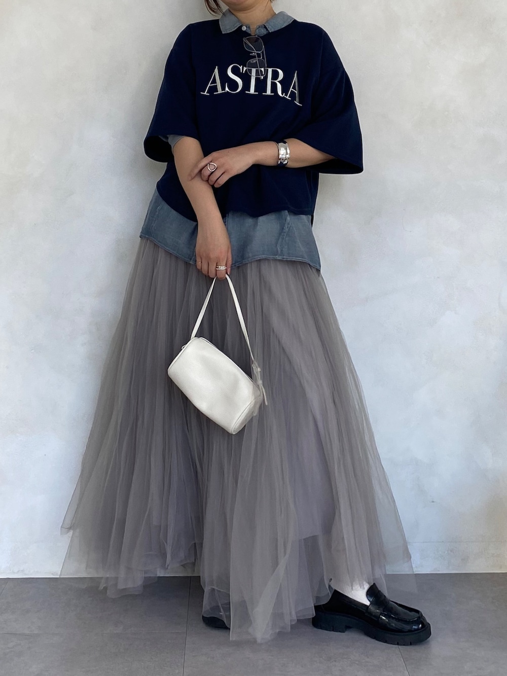 ブルー系のTシャツ/カットソー、ブルー系のシャツ/ブラウス、グレー系のスカートを着用したレディースの春コーディネートの2枚目の写真