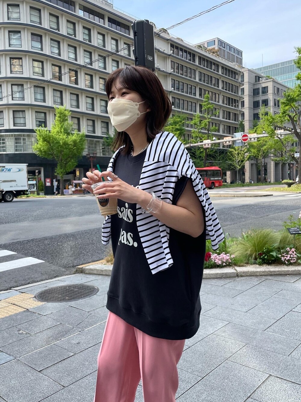 グレー系のTシャツ/カットソー、ピンク系のその他パンツを着用したレディースの夏コーディネートの4枚目の写真