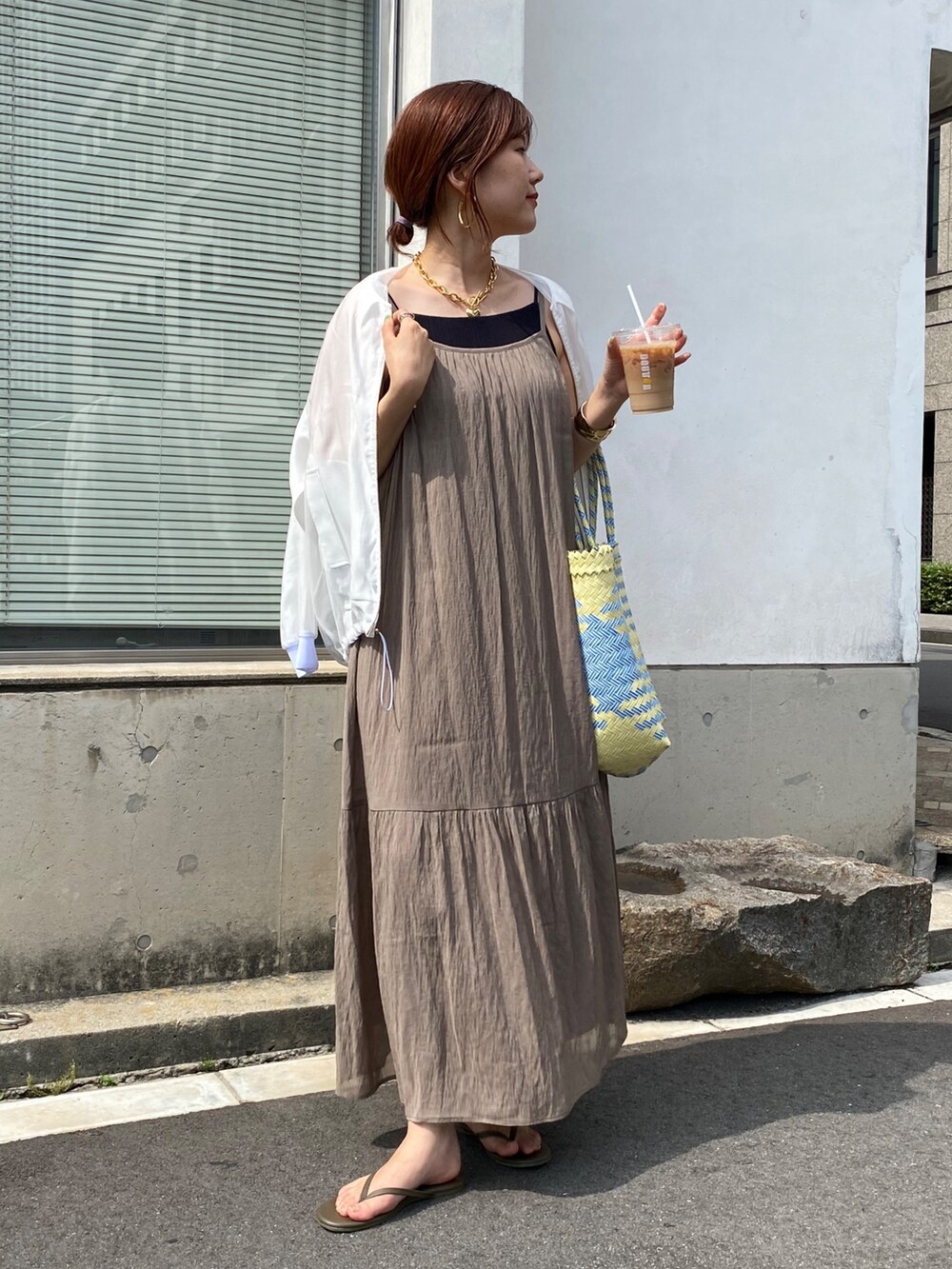 ホワイト系のその他アウター、イエロー系のかごバッグを着用したレディースの夏コーディネートの4枚目の写真