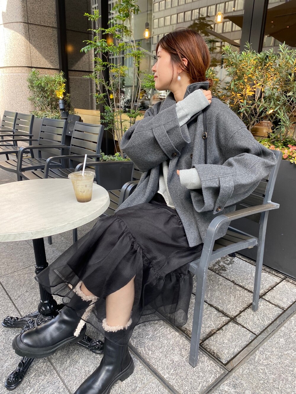 「きれいめカジュアル、ロングスカート、レザー、ショルダーバッグ、休日スタイル、お出かけコーデ、シンプルスタイル、オーガンジー、スウェット、ショート丈トップス、高身長女子、骨格ストレート、ブーツ、グレー、お団子ヘアー」｜「DouDouの前後2WAYフロッキーショート丈スウエット（Tシャツ/カットソー、グレー系）」を使った、sakuraさん（レディース・165cm）の冬コーディネートの10枚目の写真