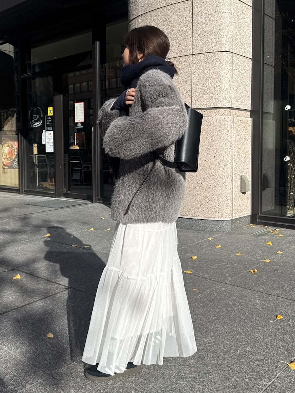 グレー系のその他アウター、グレー系のTシャツ/カットソー、ブルー系のTシャツ/カットソーを着用したレディースの冬コーディネートの10枚目の写真