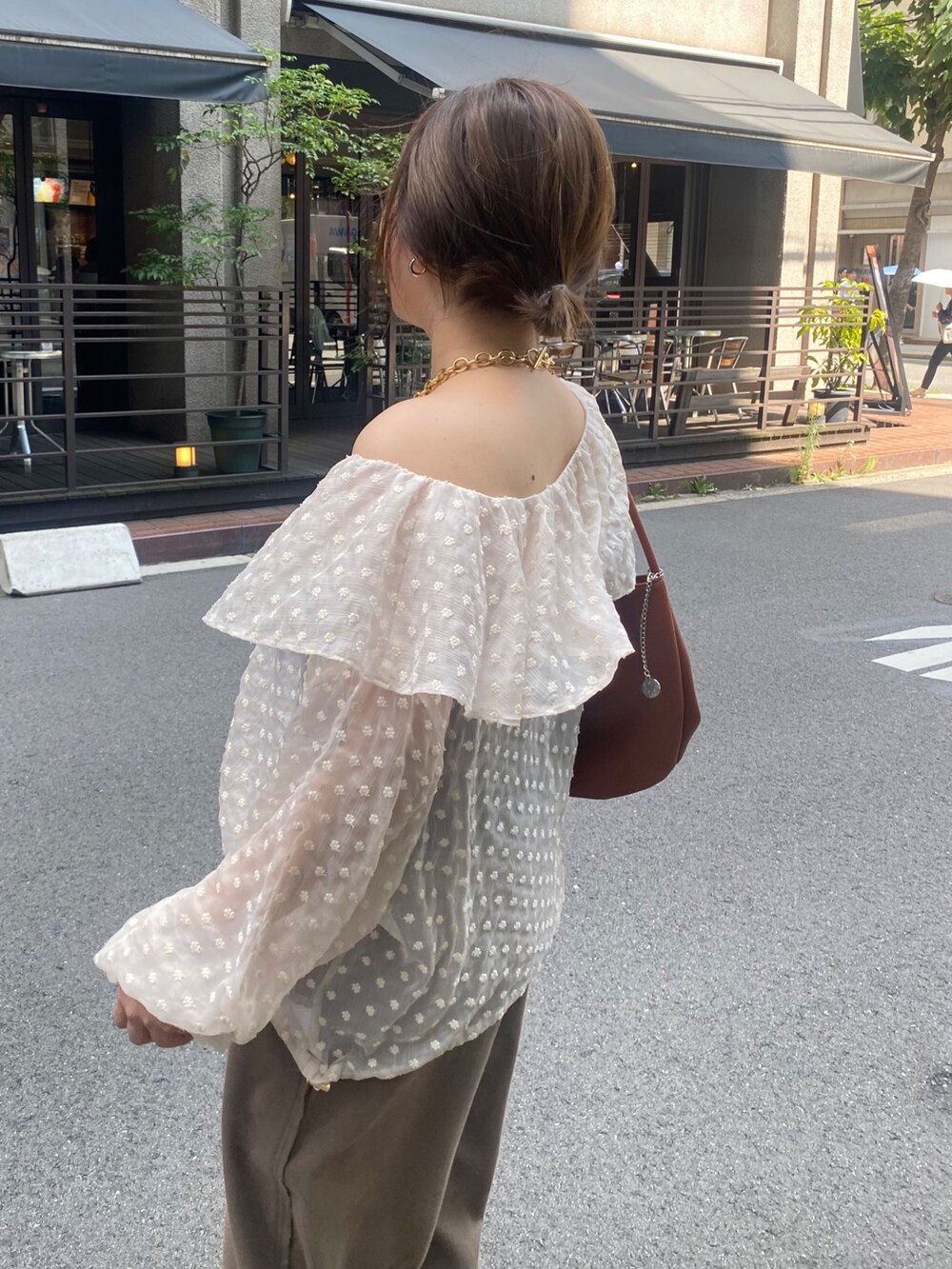 ホワイト系のシャツ/ブラウス、ブラウン系のその他パンツ、ブラウン系のショルダーバッグを着用したレディースの夏コーディネートの7枚目の写真