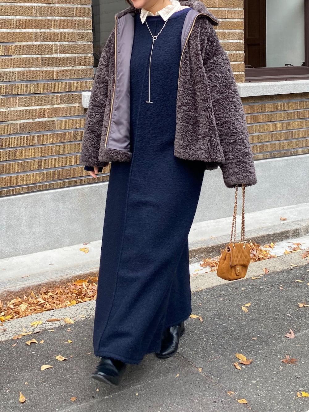 グレー系のその他アウター、ブルー系のワンピース、ホワイト系のシャツ/ブラウスを着用したレディースの冬コーディネートの9枚目の写真