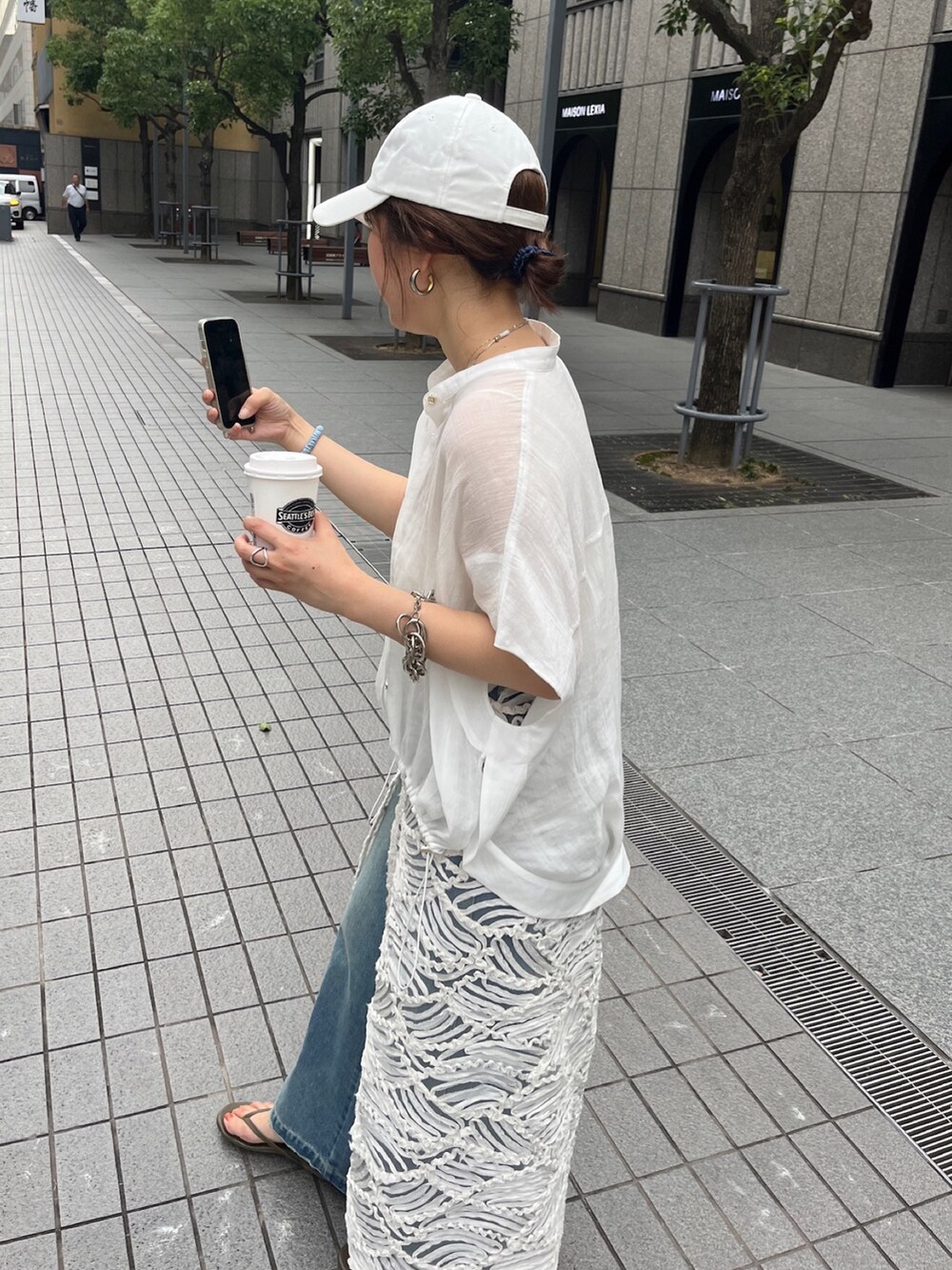 ピンク系のシャツ/ブラウス、ブルー系のデニムパンツ、ホワイト系のネックレスを着用したレディースの夏コーディネートの8枚目の写真