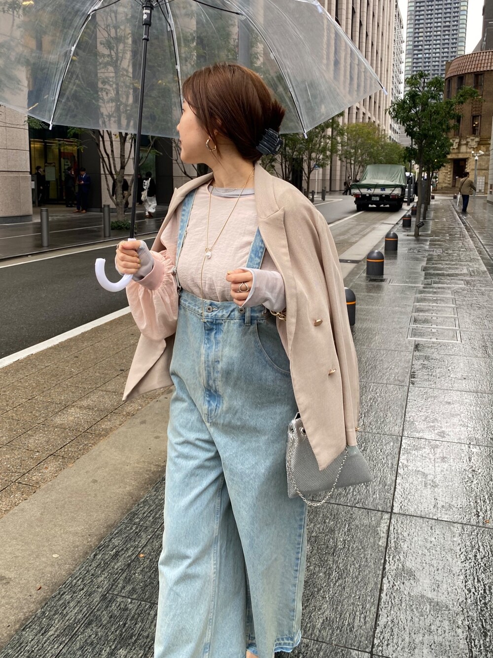 ピンク系のシャツ/ブラウス、ホワイト系のTシャツ/カットソー、ブラック系のサロペット/オーバーオールを着用したレディースの冬コーディネートの2枚目の写真