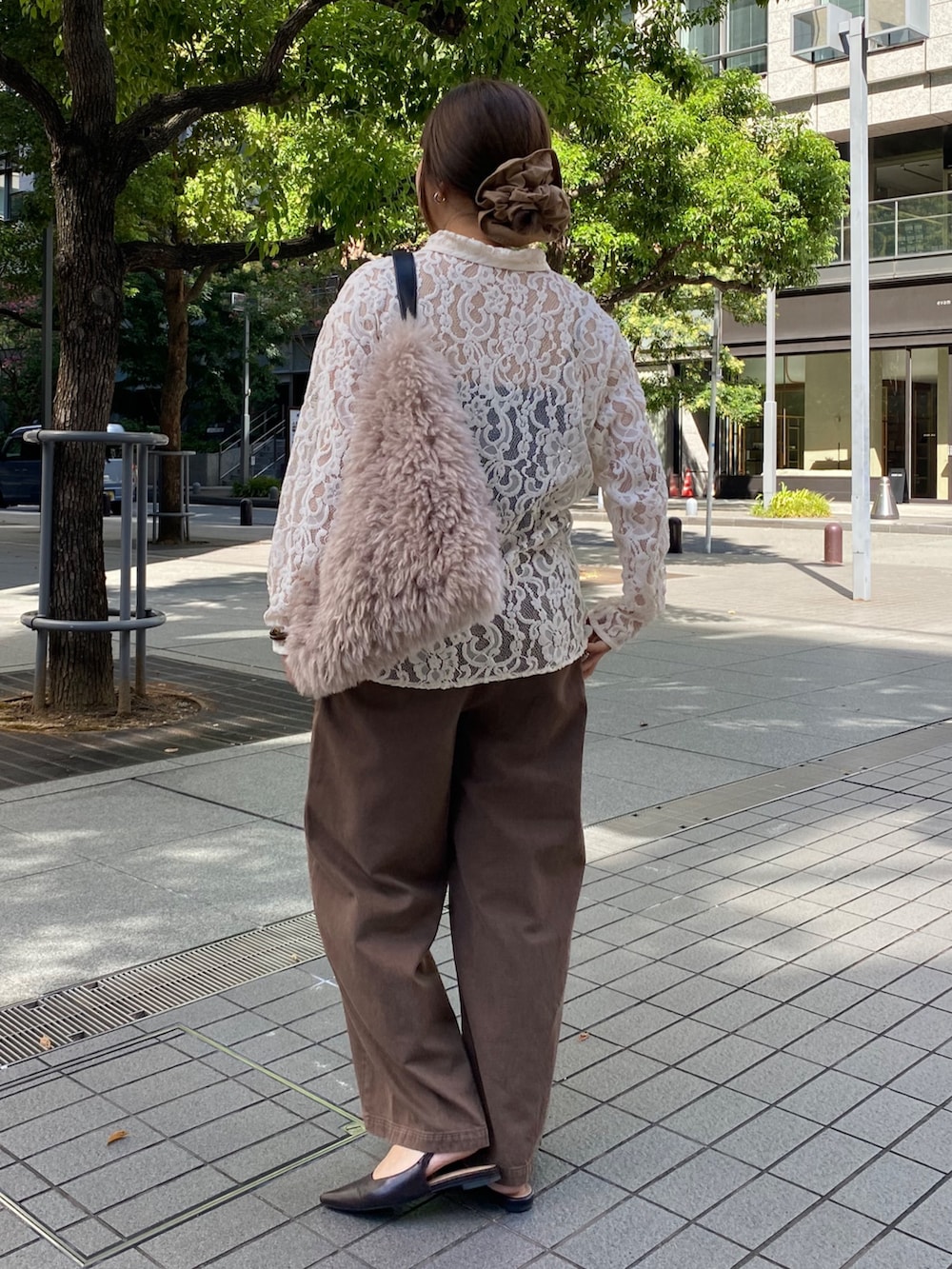 ホワイト系のシャツ/ブラウス、ブラウン系のデニムパンツ、ブラウン系のパンプスを着用したレディースの秋コーディネートの5枚目の写真
