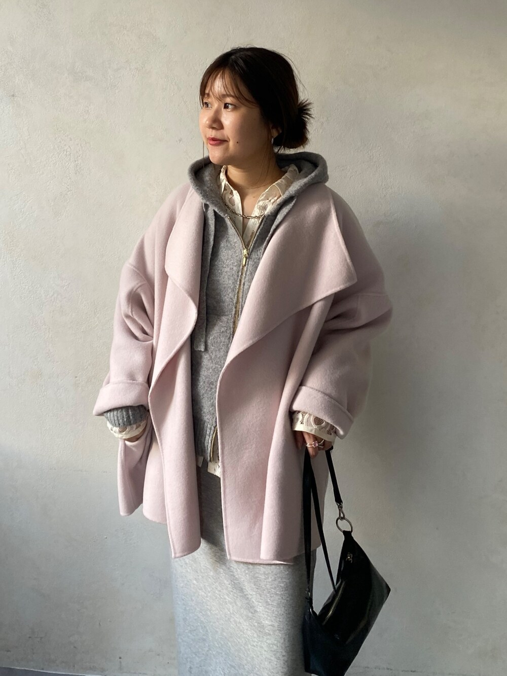 ピンク系のその他アウター、ホワイト系のシャツ/ブラウス、グレー系のカーディガン/ボレロを着用したレディースの冬コーディネートの2枚目の写真