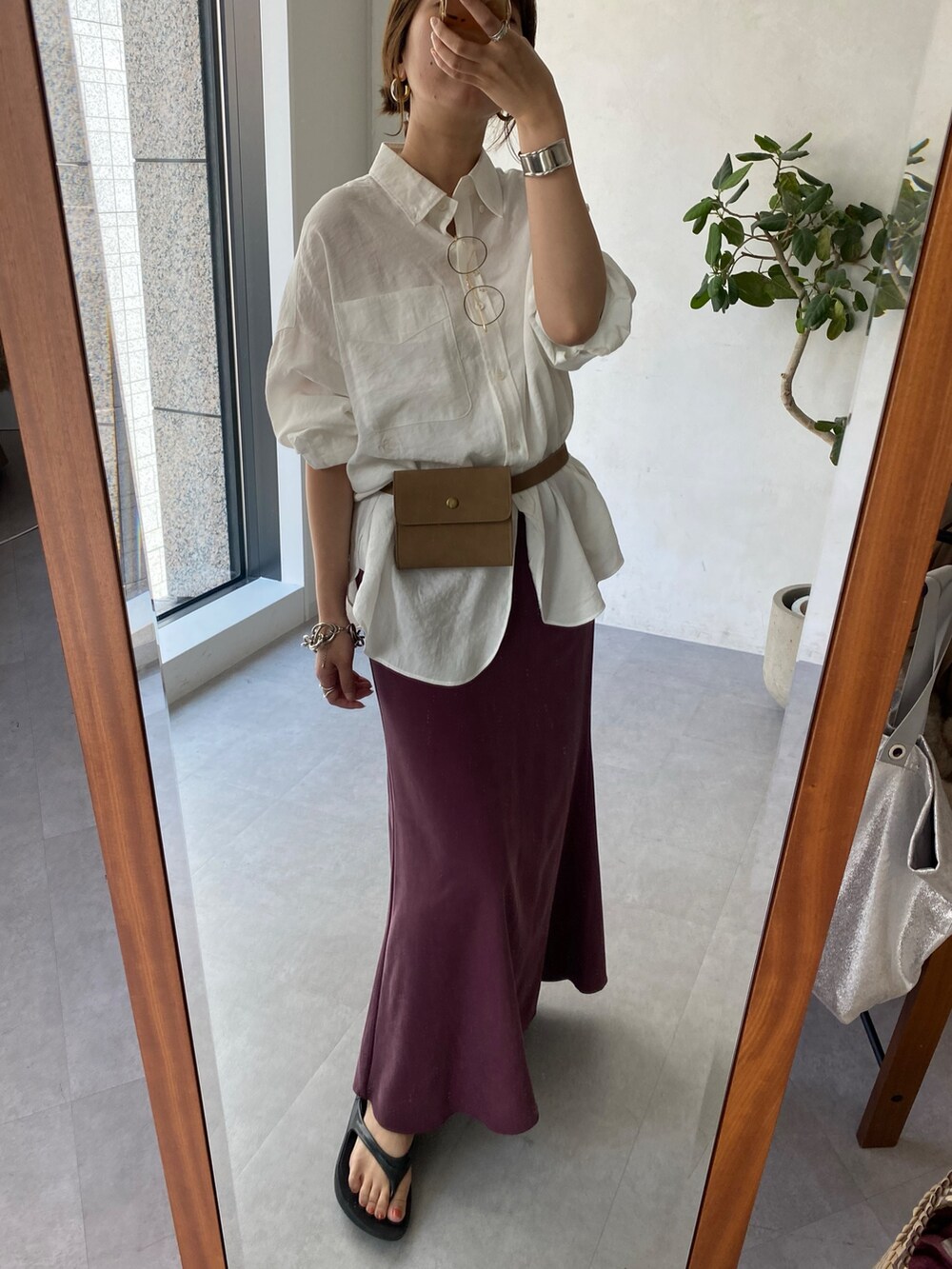 ホワイト系のシャツ/ブラウス、レッド系のスカートを着用したレディースの夏コーディネートの2枚目の写真