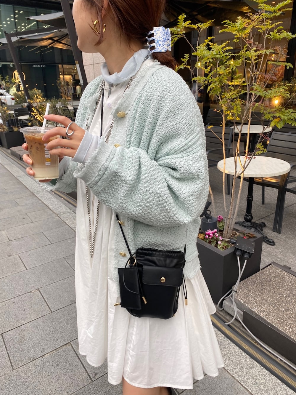 ホワイト系のシャツ/ブラウス、ブルー系のノーカラージャケット、ブルー系のTシャツ/カットソーを着用したレディースの冬コーディネートの3枚目の写真