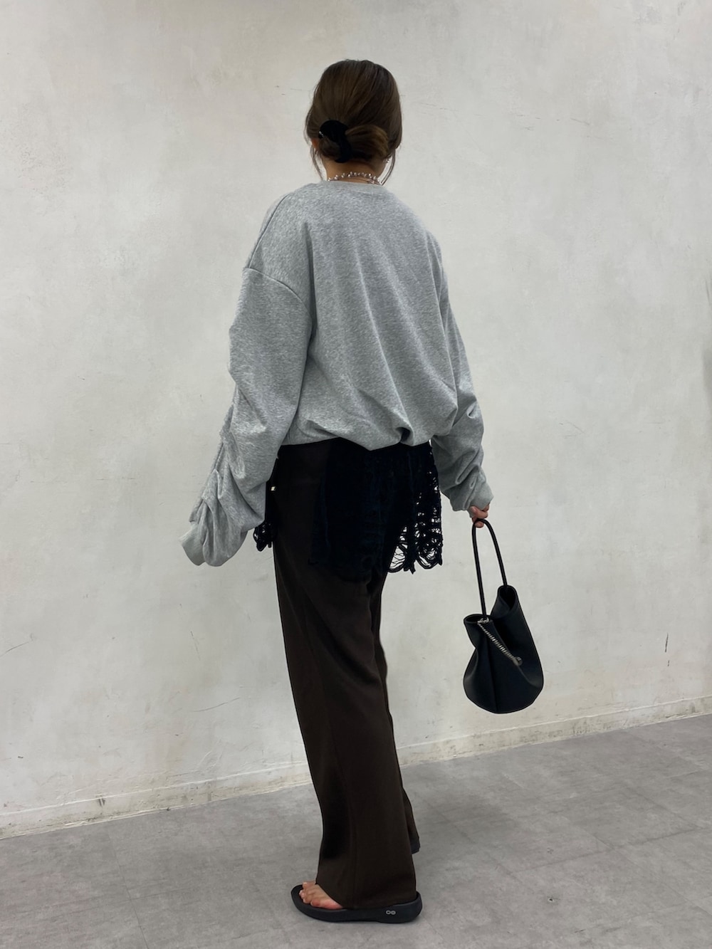 グレー系のTシャツ/カットソー、ブラウン系のその他パンツ、ブラック系のショルダーバッグを着用したレディースの秋コーディネートの2枚目の写真