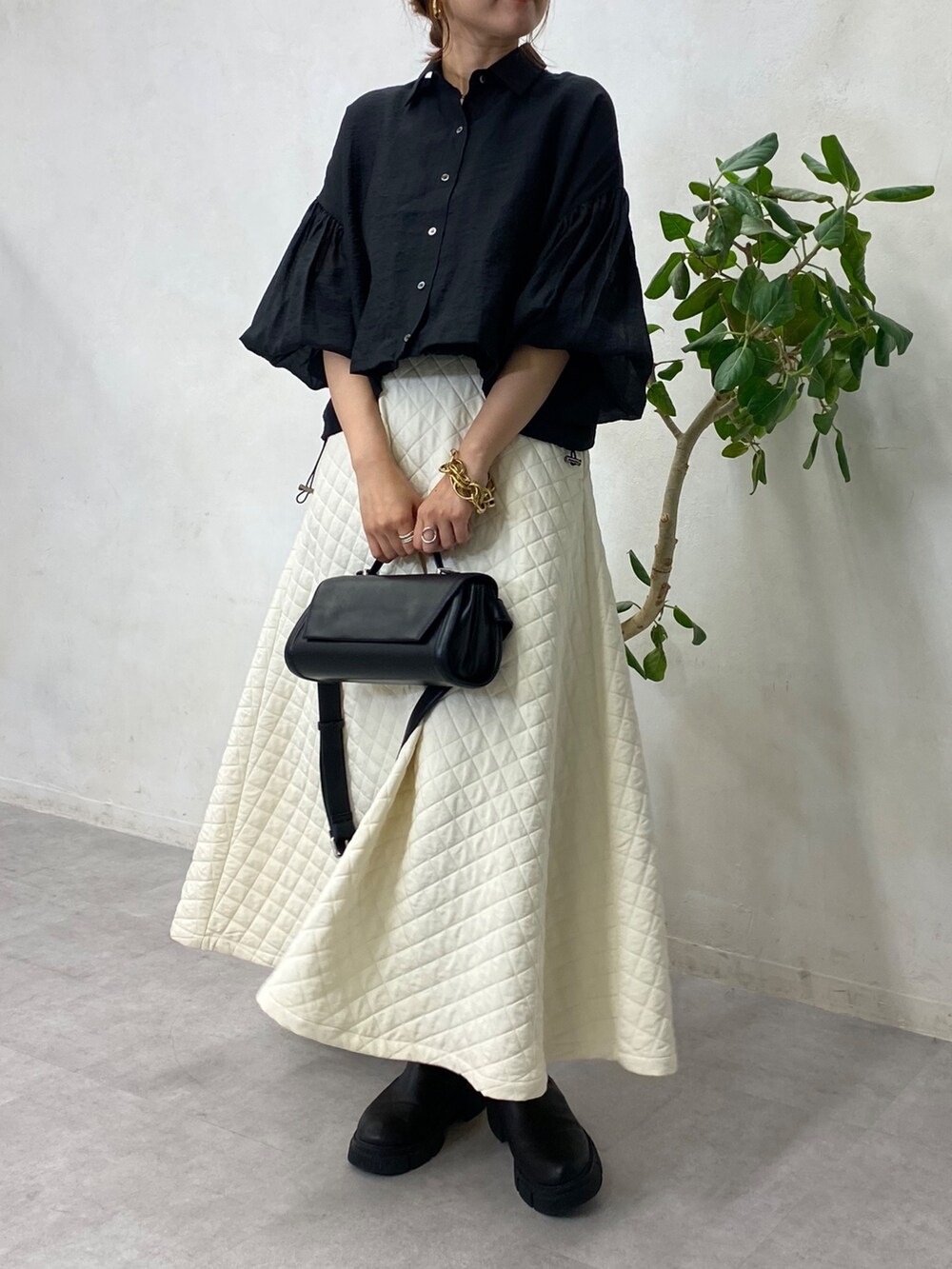 ブラック系のシャツ/ブラウス、ブラウン系のショルダーバッグ、ホワイト系のスカートを着用したレディースの秋コーディネートの7枚目の写真