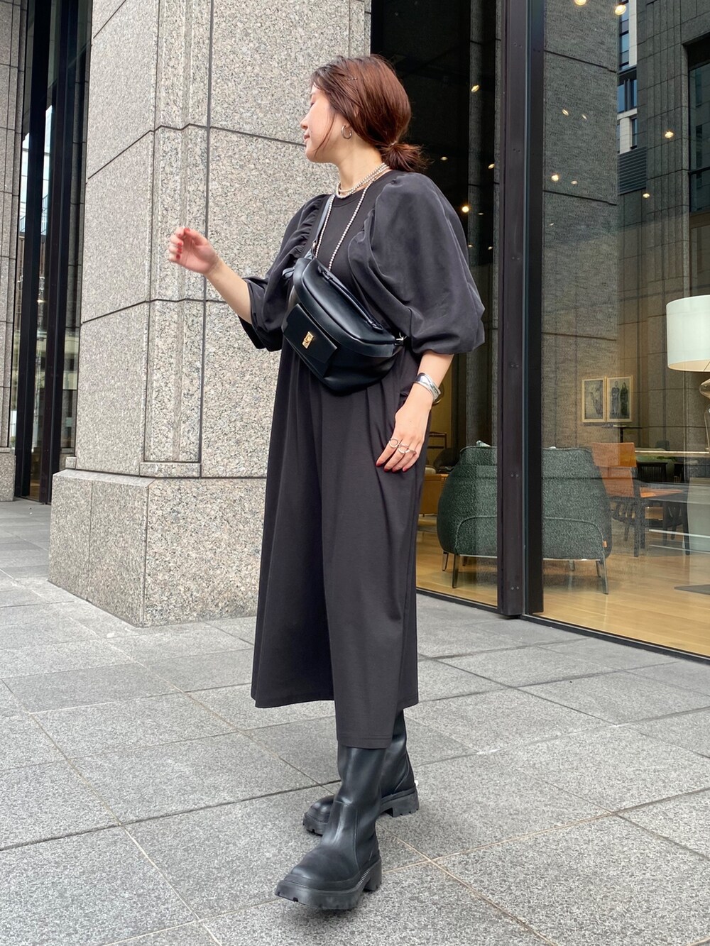 ブラウン系のワンピース、ブラック系のトートバッグ、ブラック系のその他シューズを着用したレディースの秋コーディネートの3枚目の写真