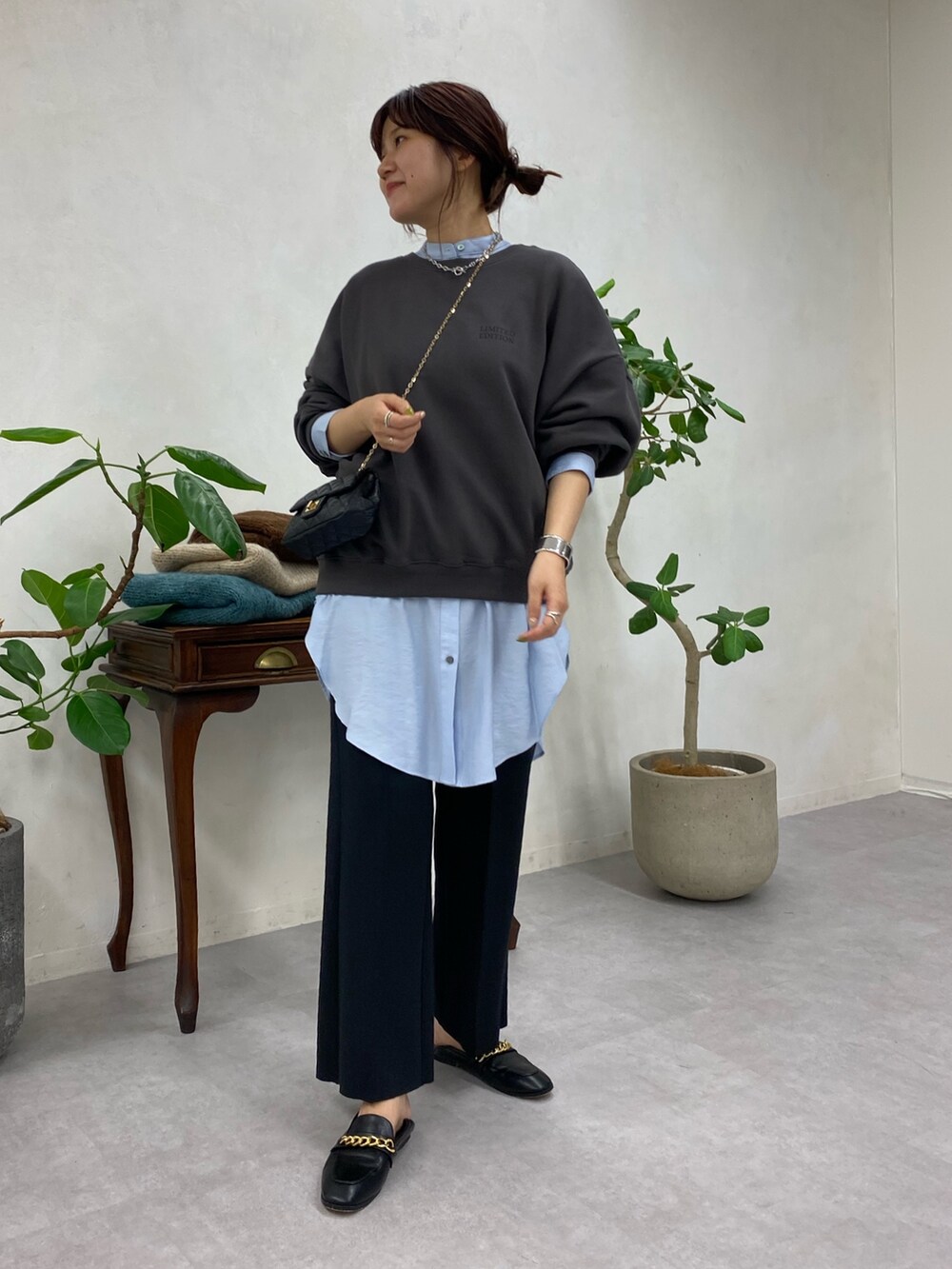 グレー系のスウェット、ブルー系のシャツ/ブラウス、ブラック系のその他パンツを着用したレディースの夏コーディネートの5枚目の写真